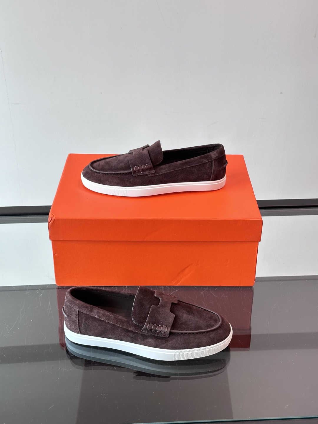 爱马仕 Job乐福鞋 👞麂皮山羊皮乐福鞋，搭配橡胶鞋底，经典“H”型鞋面。
款式穿着感受舒适，打造休闲都