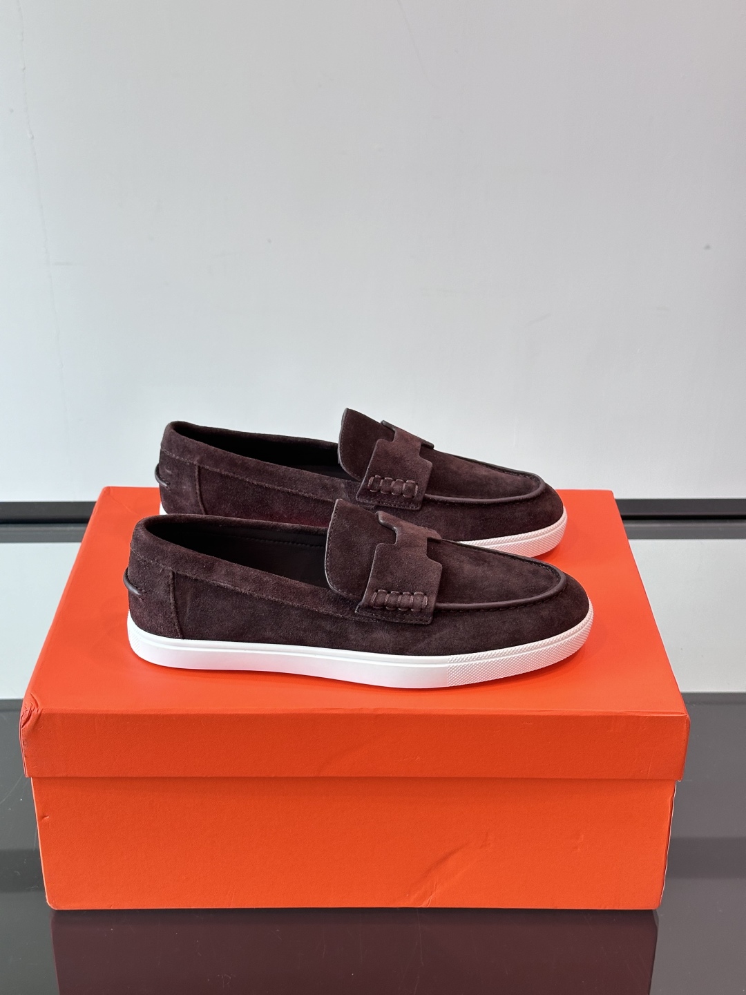 爱马仕 Job乐福鞋 👞麂皮山羊皮乐福鞋，搭配橡胶鞋底，经典“H”型鞋面。
款式穿着感受舒适，打造休闲都