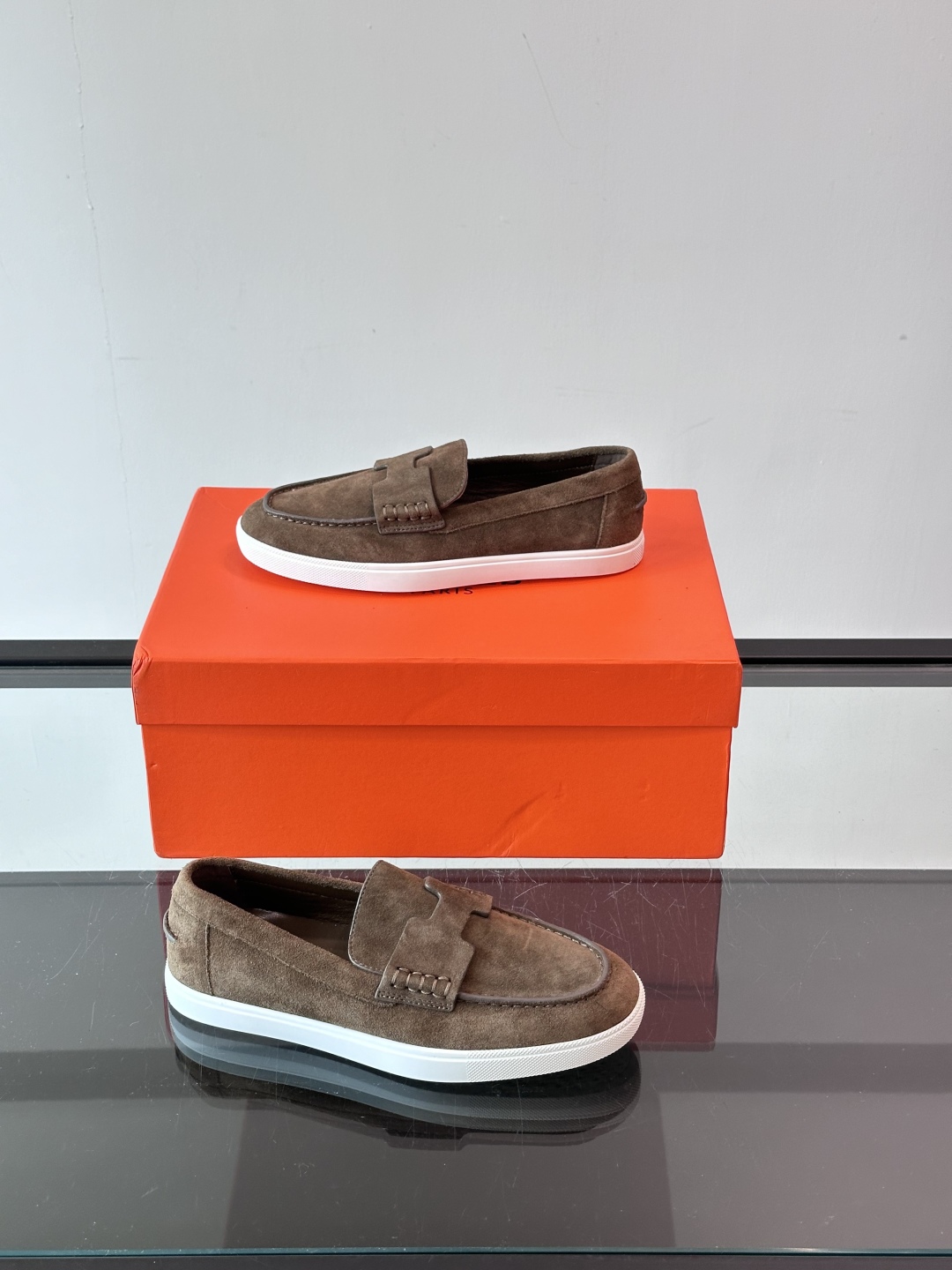 爱马仕 Job乐福鞋 👞麂皮山羊皮乐福鞋，搭配橡胶鞋底，经典“H”型鞋面。
款式穿着感受舒适，打造休闲都
