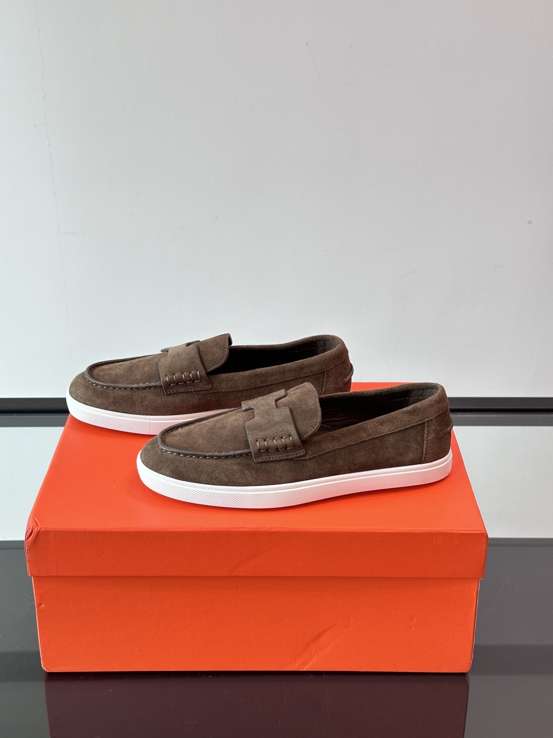 爱马仕 Job乐福鞋 👞麂皮山羊皮乐福鞋，搭配橡胶鞋底，经典“H”型鞋面。
款式穿着感受舒适，打造休闲都