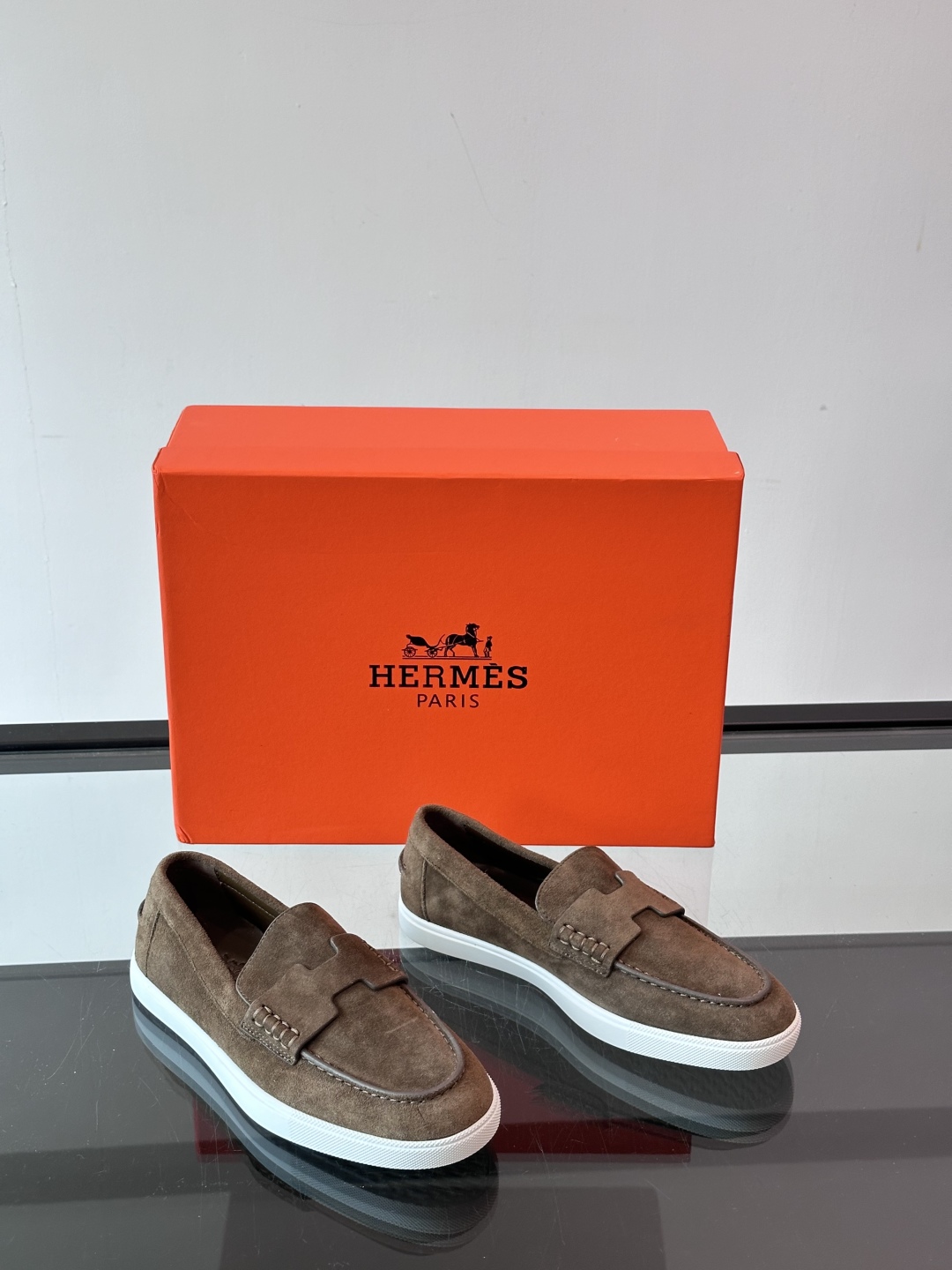 爱马仕 Job乐福鞋 👞麂皮山羊皮乐福鞋，搭配橡胶鞋底，经典“H”型鞋面。
款式穿着感受舒适，打造休闲都