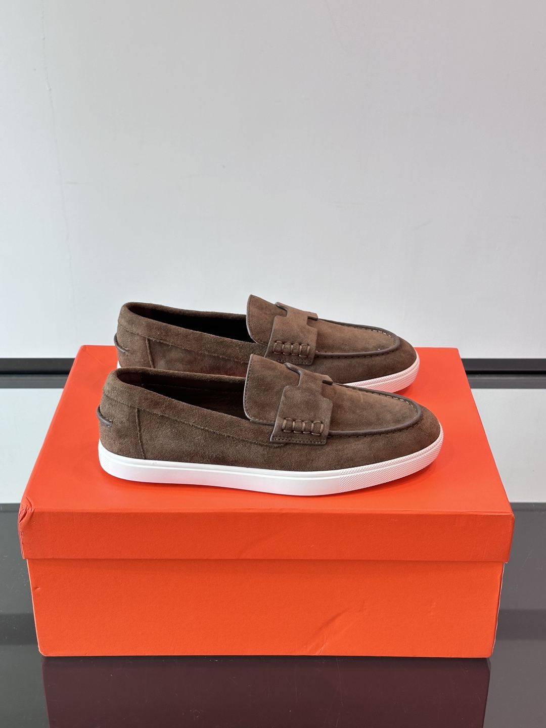 爱马仕 Job乐福鞋 👞麂皮山羊皮乐福鞋，搭配橡胶鞋底，经典“H”型鞋面。
款式穿着感受舒适，打造休闲都