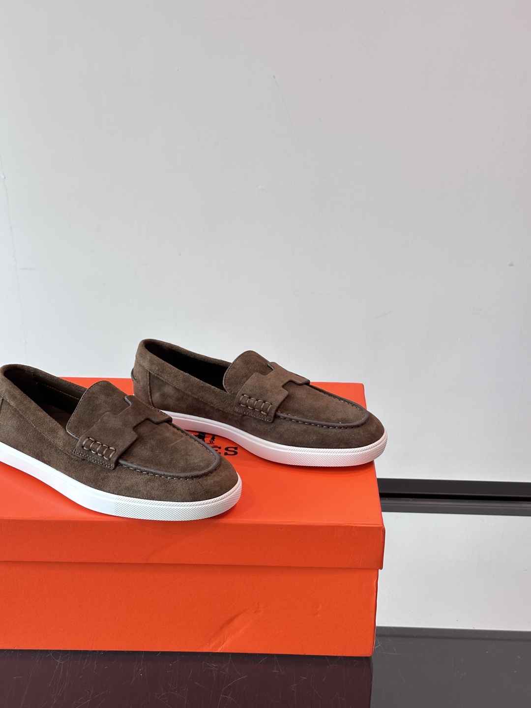 爱马仕 Job乐福鞋 👞麂皮山羊皮乐福鞋，搭配橡胶鞋底，经典“H”型鞋面。
款式穿着感受舒适，打造休闲都