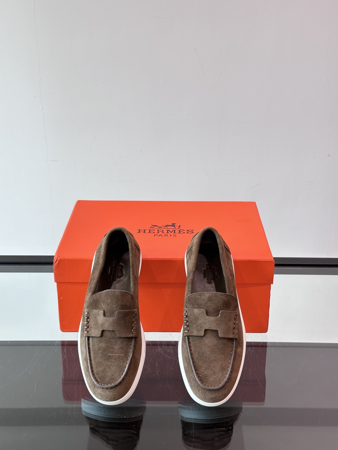 爱马仕 Job乐福鞋 👞麂皮山羊皮乐福鞋，搭配橡胶鞋底，经典“H”型鞋面。
款式穿着感受舒适，打造休闲都