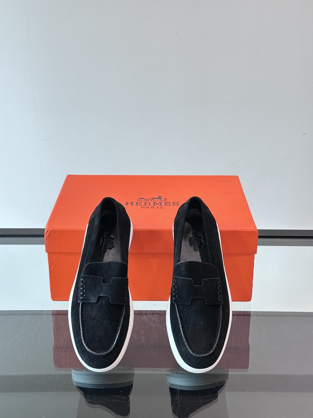 爱马仕 Job乐福鞋 👞麂皮山羊皮乐福鞋，搭配橡胶鞋底，经典“H”型鞋面。
款式穿着感受舒适，打造休闲都