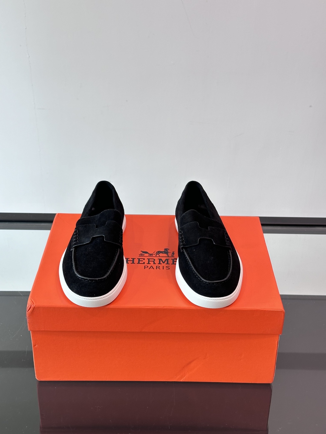 爱马仕 Job乐福鞋 👞麂皮山羊皮乐福鞋，搭配橡胶鞋底，经典“H”型鞋面。
款式穿着感受舒适，打造休闲都