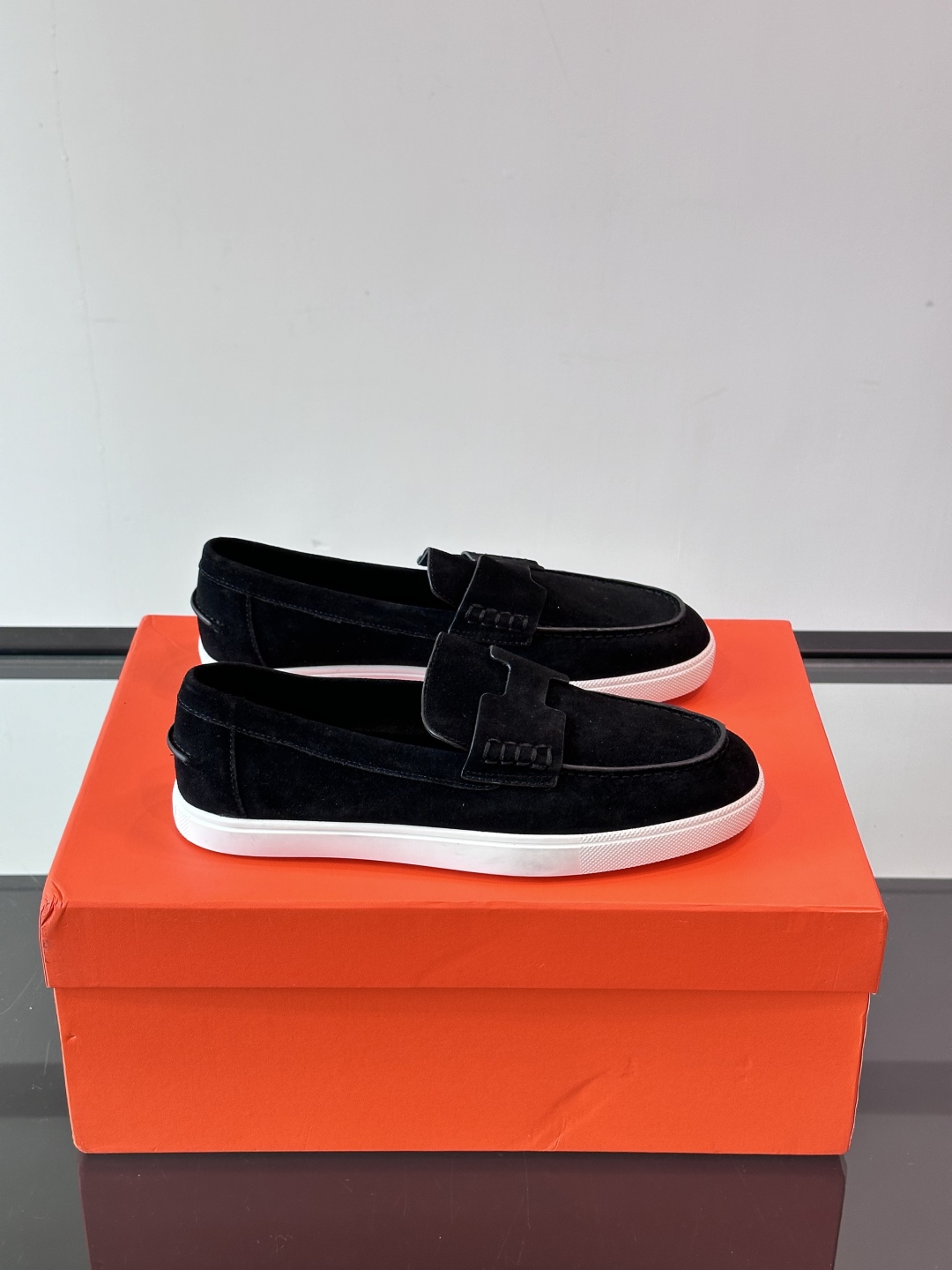 爱马仕 Job乐福鞋 👞麂皮山羊皮乐福鞋，搭配橡胶鞋底，经典“H”型鞋面。
款式穿着感受舒适，打造休闲都