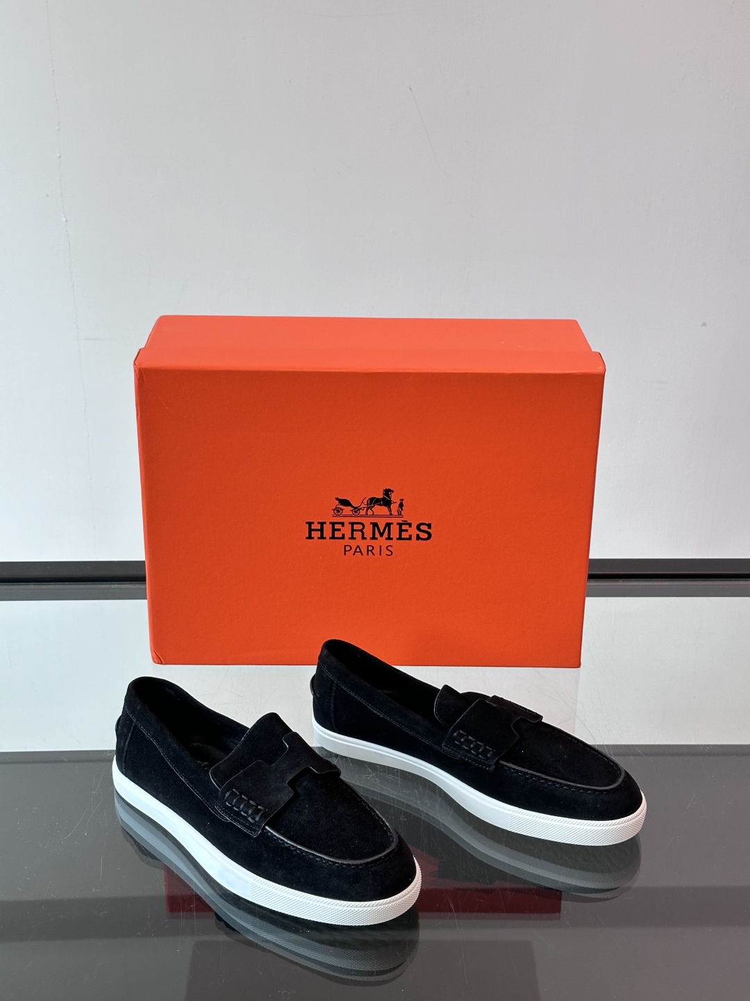 爱马仕 Job乐福鞋 👞麂皮山羊皮乐福鞋，搭配橡胶鞋底，经典“H”型鞋面。
款式穿着感受舒适，打造休闲都