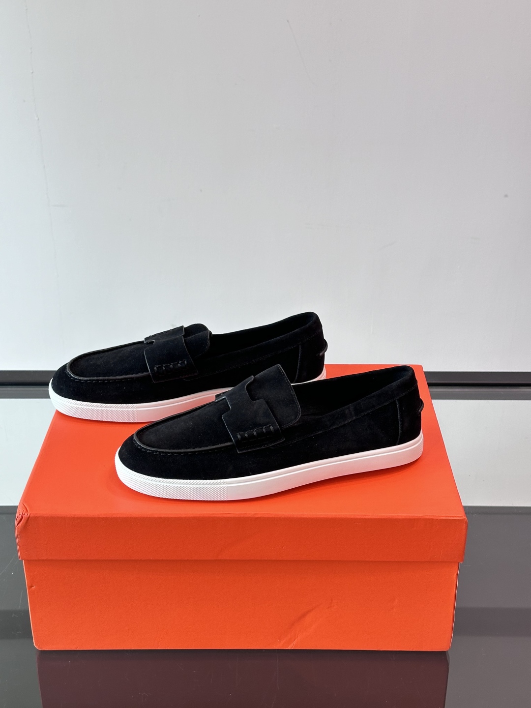 爱马仕 Job乐福鞋 👞麂皮山羊皮乐福鞋，搭配橡胶鞋底，经典“H”型鞋面。
款式穿着感受舒适，打造休闲都
