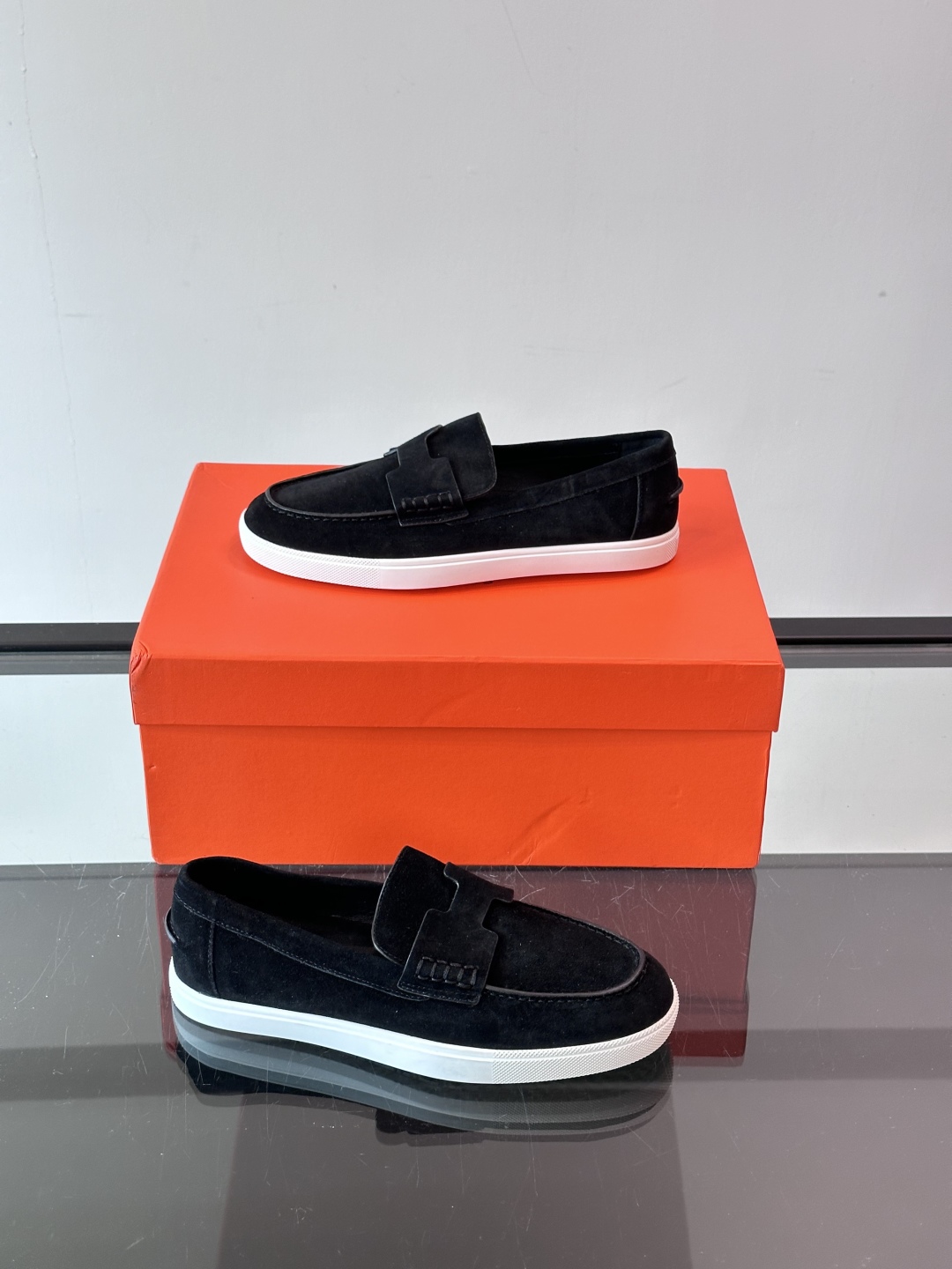 爱马仕 Job乐福鞋 👞麂皮山羊皮乐福鞋，搭配橡胶鞋底，经典“H”型鞋面。
款式穿着感受舒适，打造休闲都