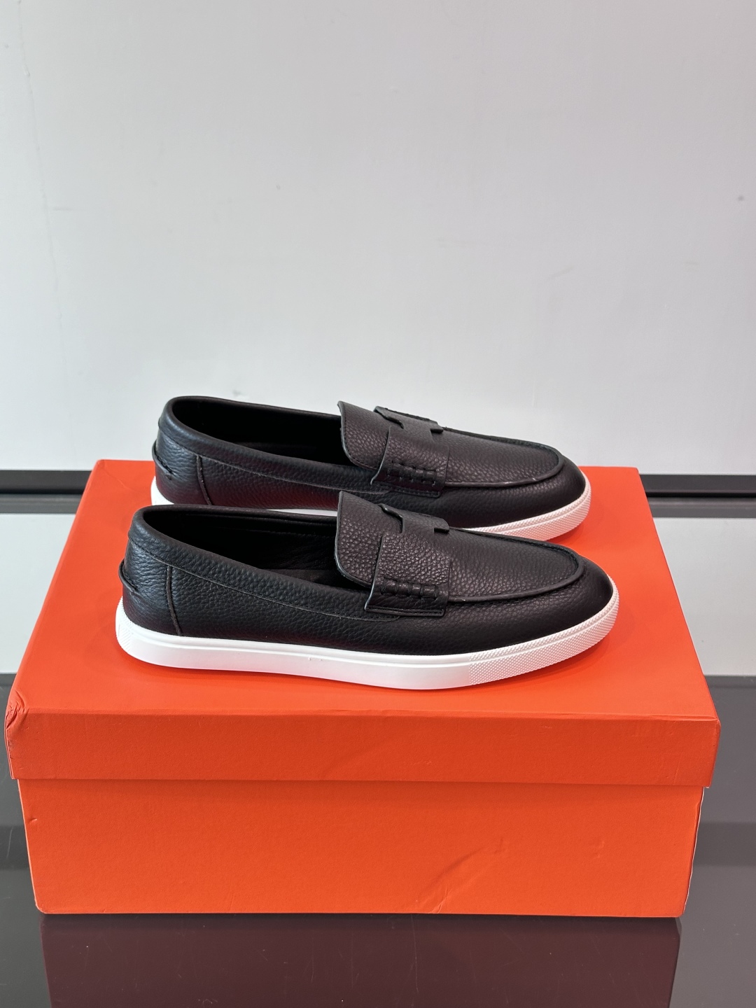 爱马仕 Job乐福鞋 👞麂皮山羊皮乐福鞋，搭配橡胶鞋底，经典“H”型鞋面。
款式穿着感受舒适，打造休闲都