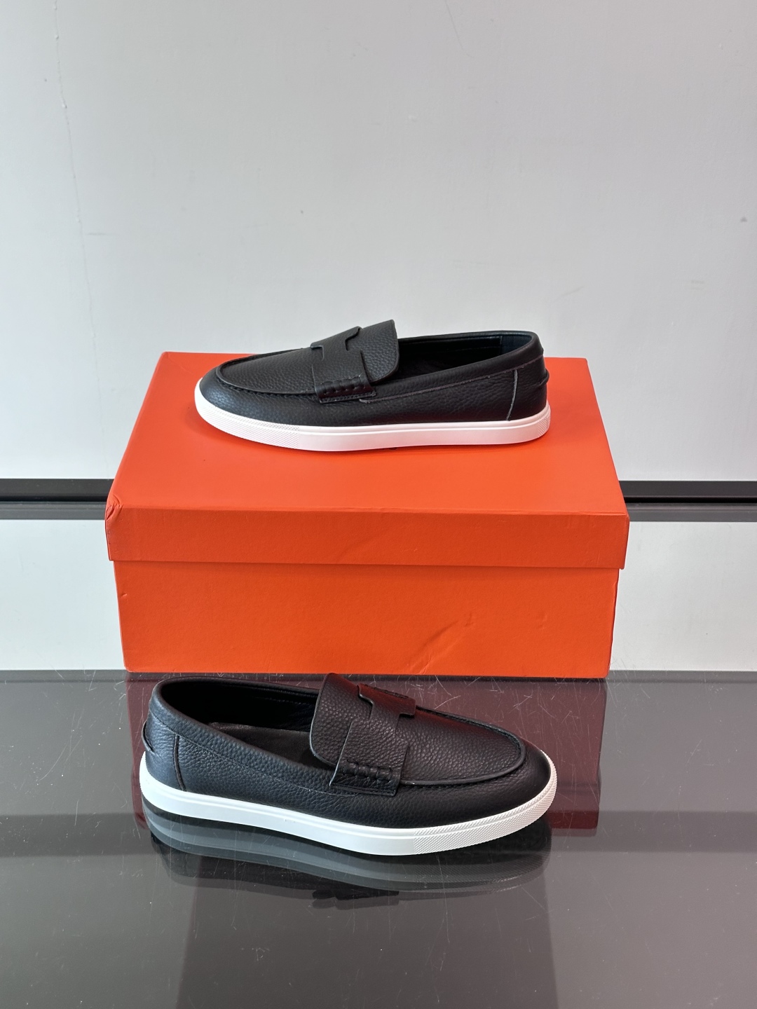 爱马仕 Job乐福鞋 👞麂皮山羊皮乐福鞋，搭配橡胶鞋底，经典“H”型鞋面。
款式穿着感受舒适，打造休闲都