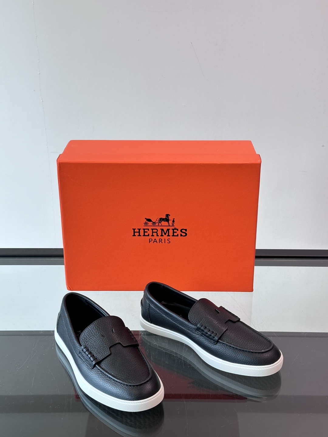 爱马仕 Job乐福鞋 👞麂皮山羊皮乐福鞋，搭配橡胶鞋底，经典“H”型鞋面。
款式穿着感受舒适，打造休闲都