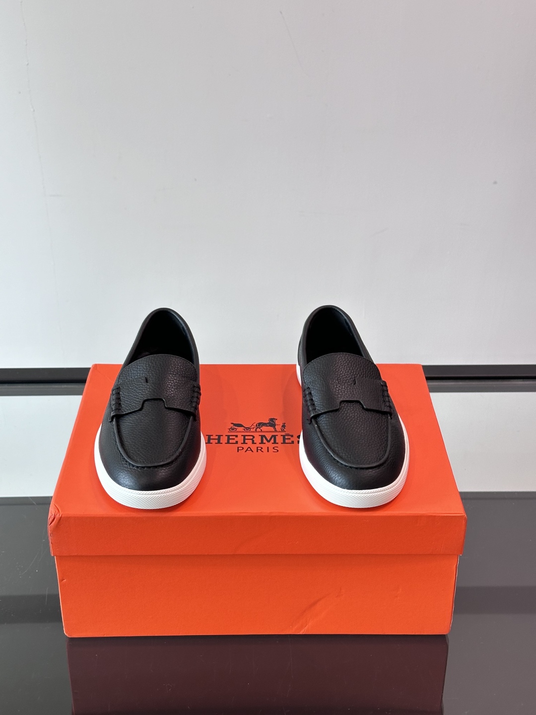 爱马仕 Job乐福鞋 👞麂皮山羊皮乐福鞋，搭配橡胶鞋底，经典“H”型鞋面。
款式穿着感受舒适，打造休闲都