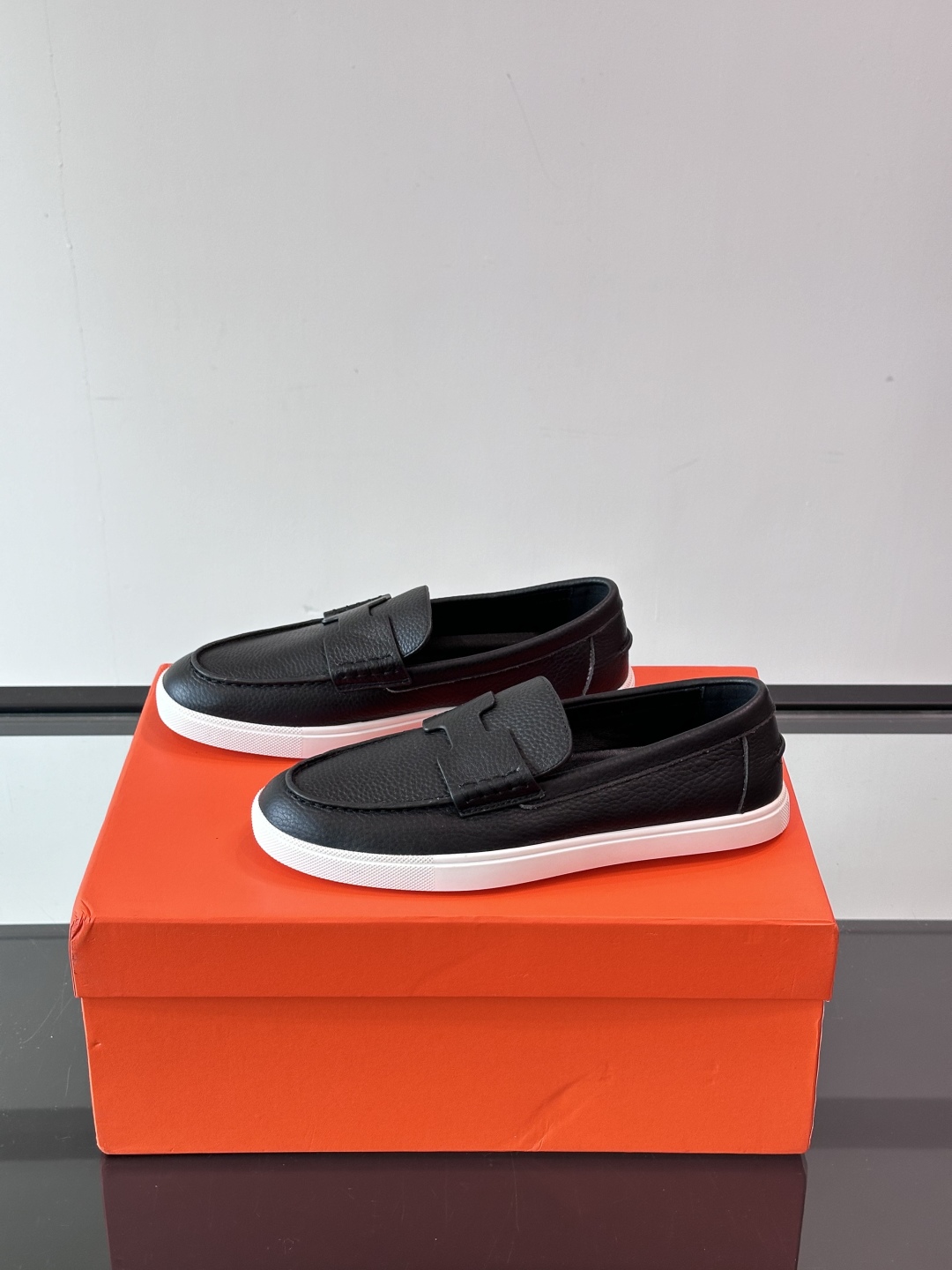 爱马仕 Job乐福鞋 👞麂皮山羊皮乐福鞋，搭配橡胶鞋底，经典“H”型鞋面。
款式穿着感受舒适，打造休闲都