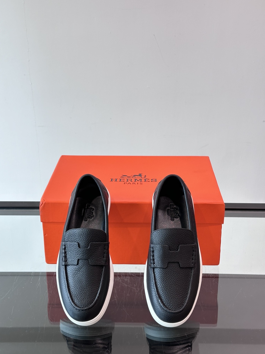 爱马仕 Job乐福鞋 👞麂皮山羊皮乐福鞋，搭配橡胶鞋底，经典“H”型鞋面。
款式穿着感受舒适，打造休闲都