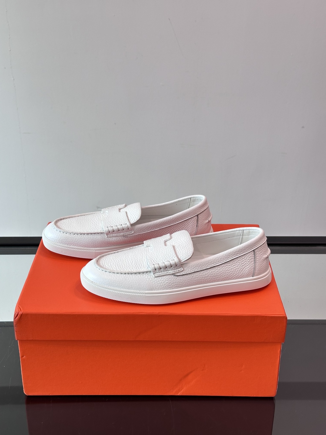 爱马仕 Job乐福鞋 👞麂皮山羊皮乐福鞋，搭配橡胶鞋底，经典“H”型鞋面。
款式穿着感受舒适，打造休闲都