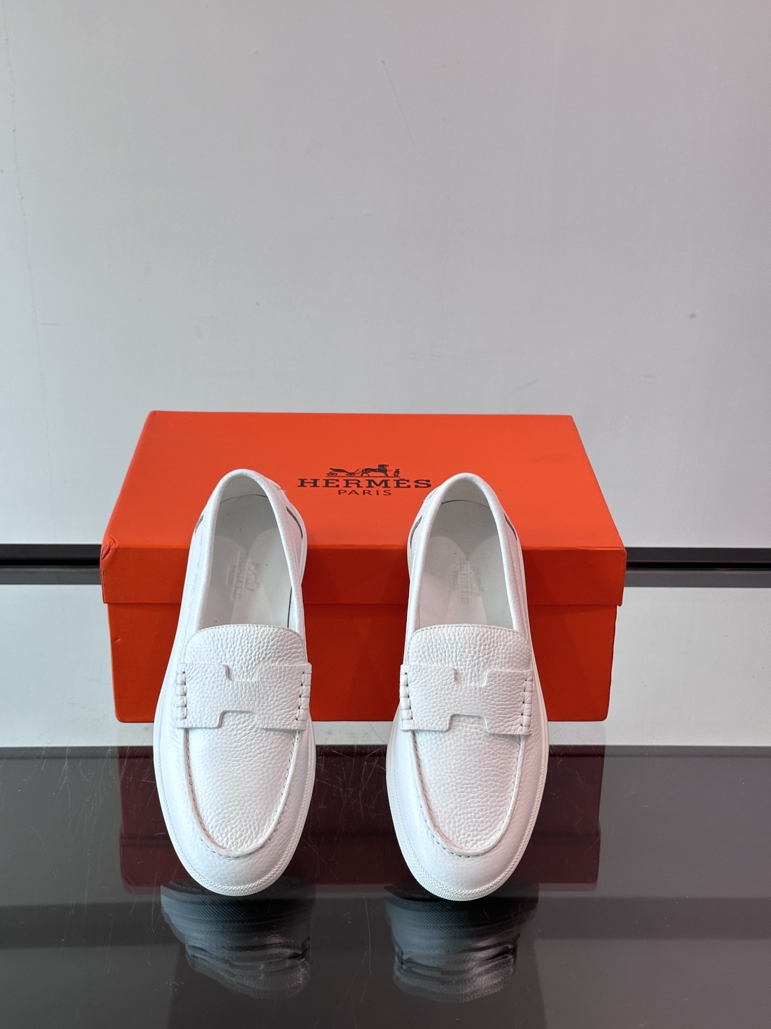 爱马仕 Job乐福鞋 👞麂皮山羊皮乐福鞋，搭配橡胶鞋底，经典“H”型鞋面。
款式穿着感受舒适，打造休闲都