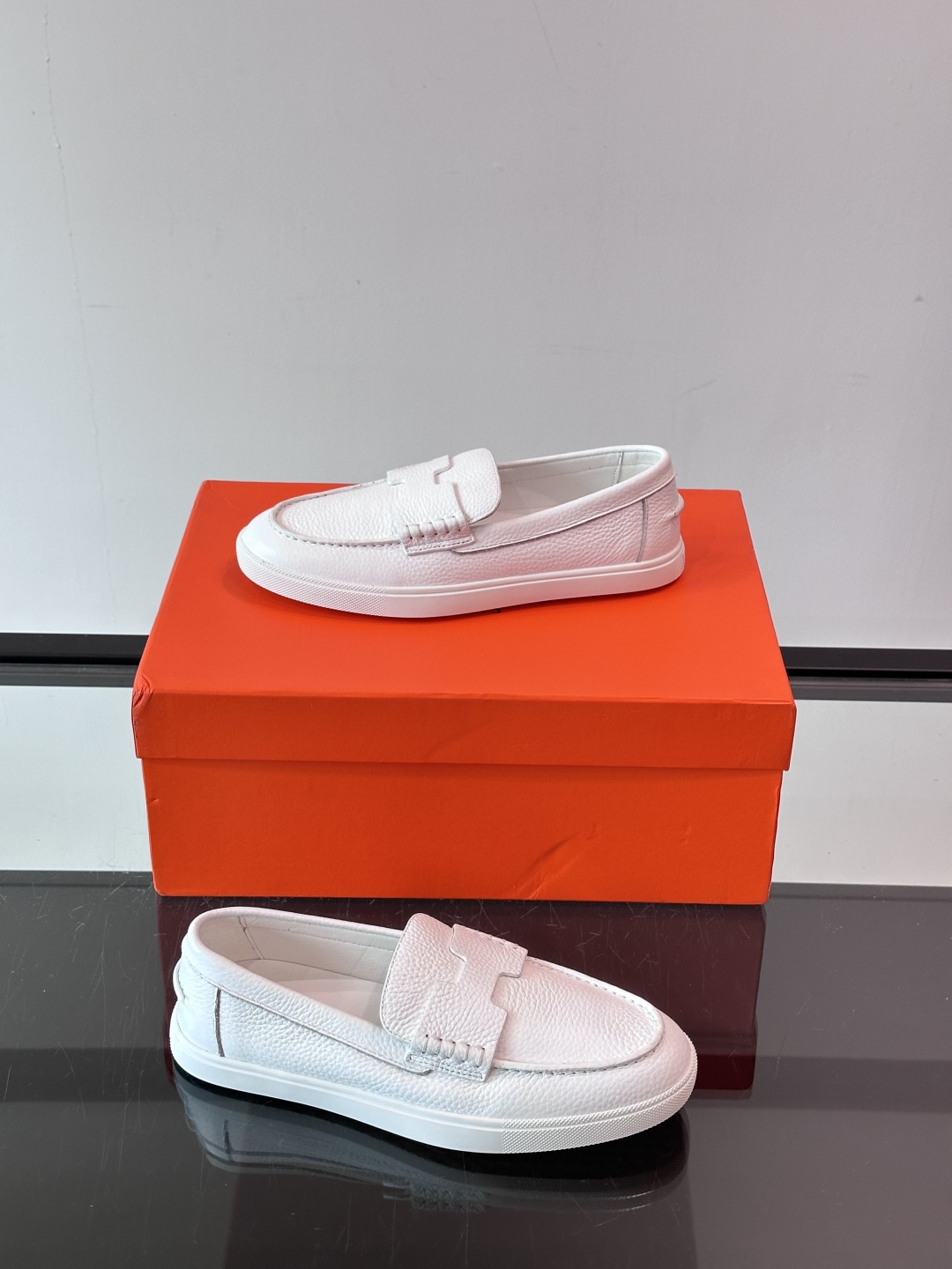 爱马仕 Job乐福鞋 👞麂皮山羊皮乐福鞋，搭配橡胶鞋底，经典“H”型鞋面。
款式穿着感受舒适，打造休闲都