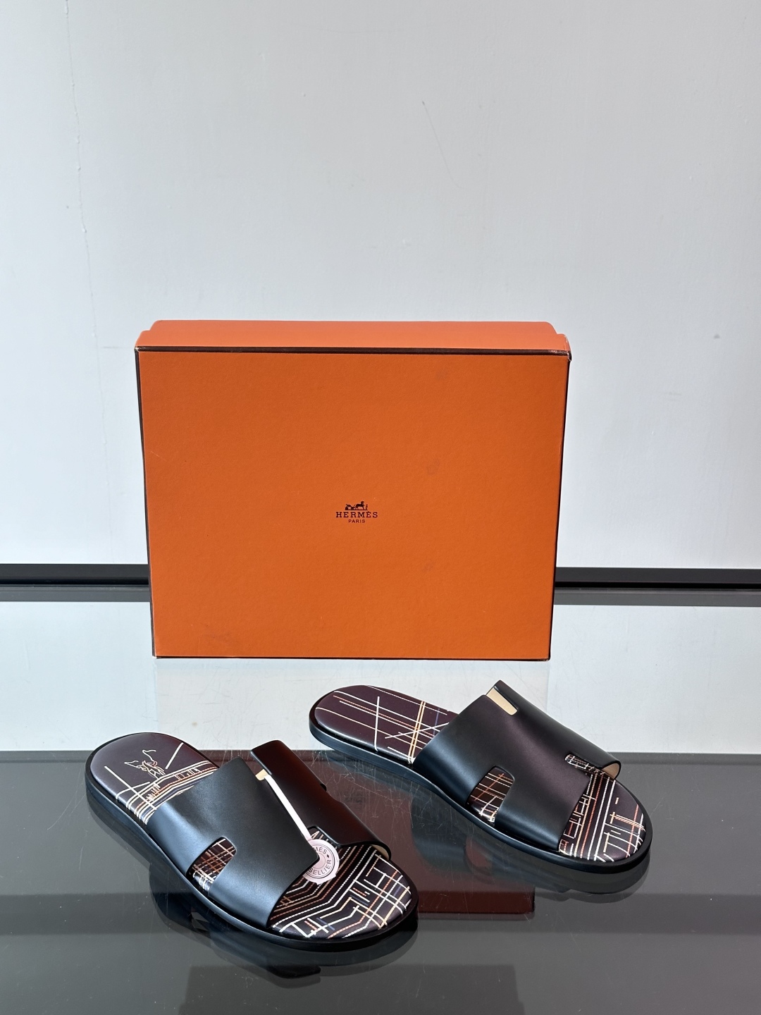 ◾️▫️Hermes 高端真皮大底男士拖鞋，高品质经典单品，用料上乘考究，版型宽松舒适，推荐入手，鞋面选