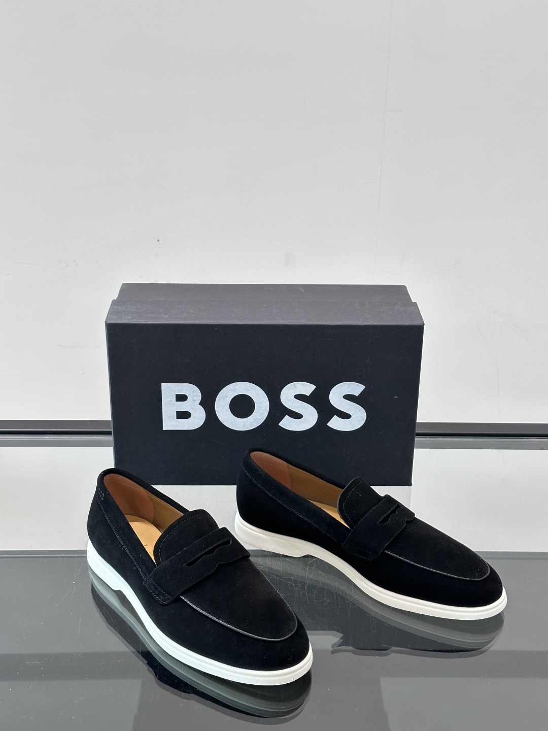  BOSS 男士新款套脚乐福鞋👞
顶级高品！选用粒面小牛皮、麂皮面料制成，细致均匀的手工马克走线，经典乐