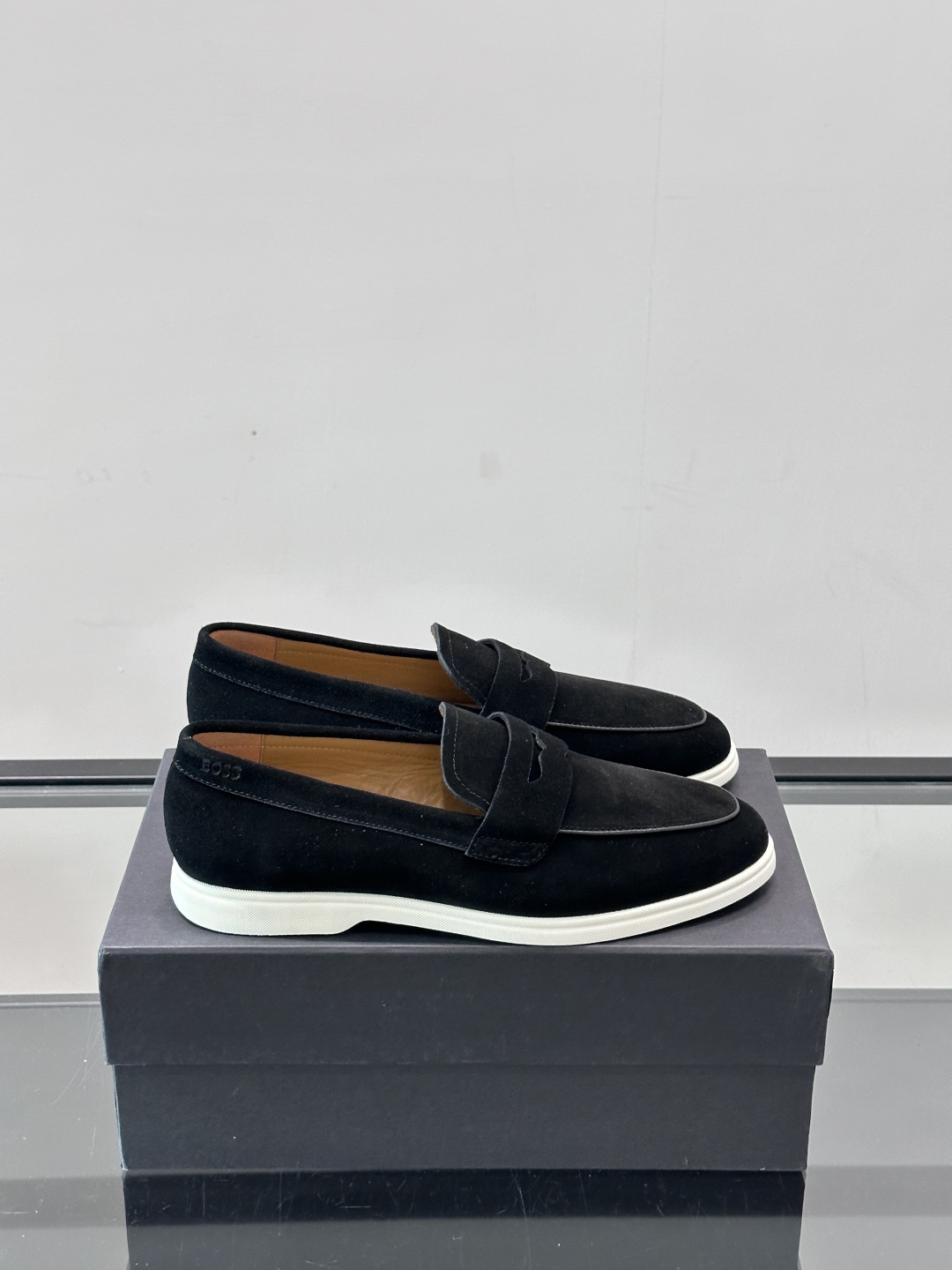 BOSS 男士新款套脚乐福鞋👞
顶级高品！选用粒面小牛皮、麂皮面料制成，细致均匀的手工马克走线，经典乐