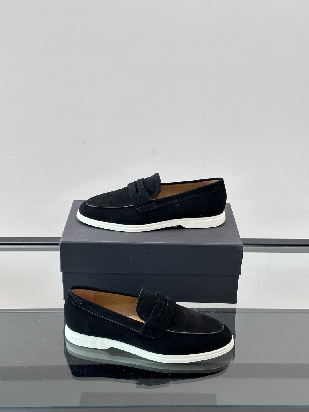  BOSS 男士新款套脚乐福鞋👞
顶级高品！选用粒面小牛皮、麂皮面料制成，细致均匀的手工马克走线，经典乐