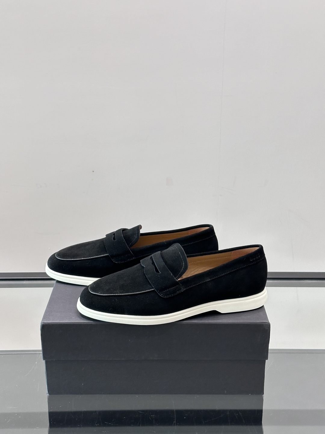  BOSS 男士新款套脚乐福鞋👞
顶级高品！选用粒面小牛皮、麂皮面料制成，细致均匀的手工马克走线，经典乐