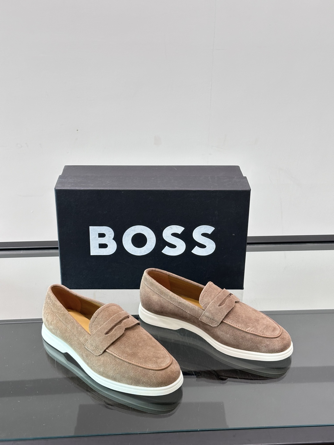  BOSS 男士新款套脚乐福鞋👞
顶级高品！选用粒面小牛皮、麂皮面料制成，细致均匀的手工马克走线，经典乐