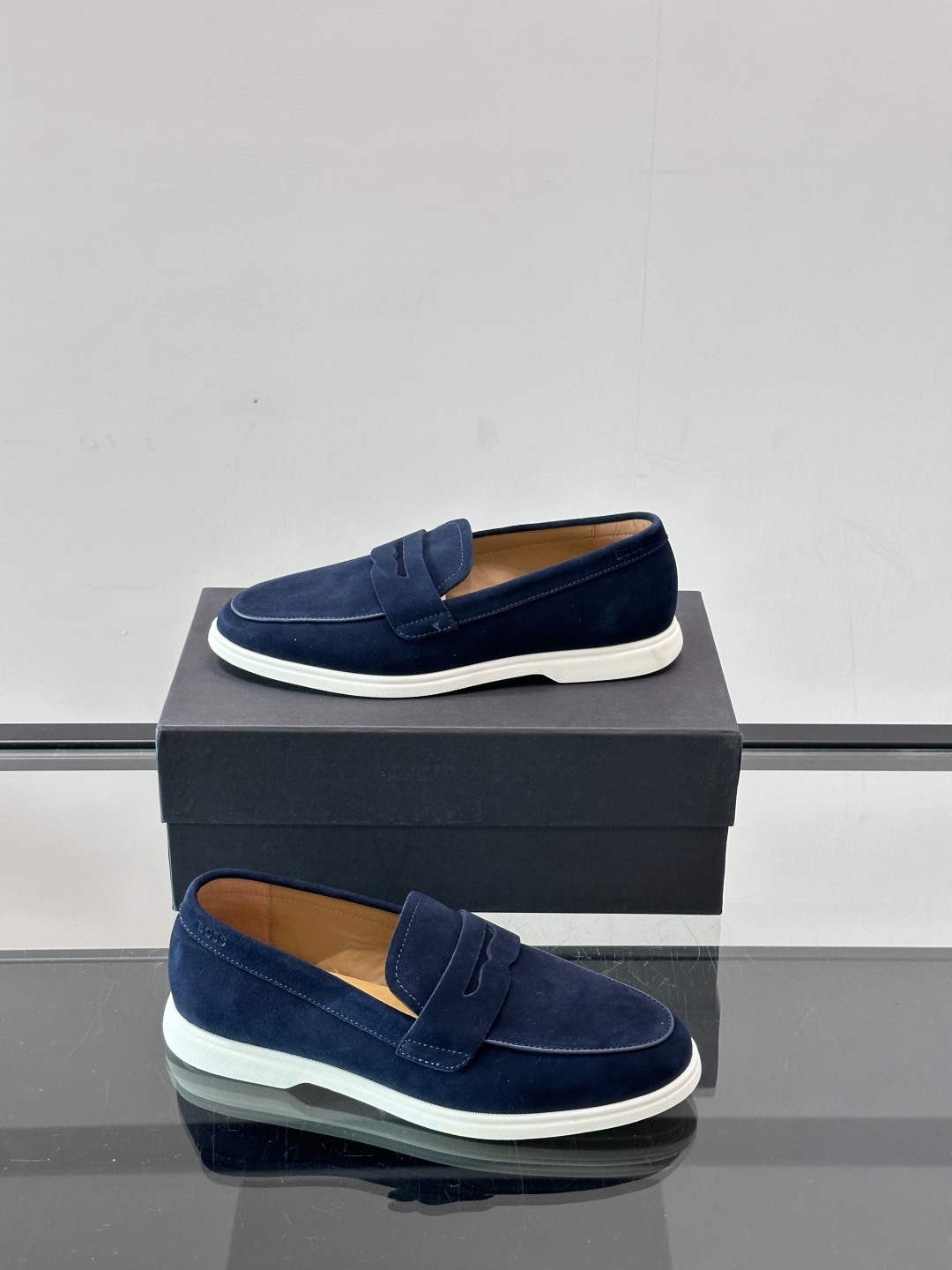  BOSS 男士新款套脚乐福鞋👞
顶级高品！选用粒面小牛皮、麂皮面料制成，细致均匀的手工马克走线，经典乐