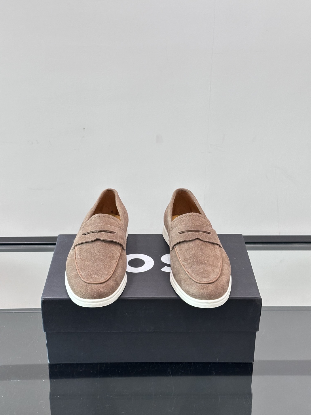  BOSS 男士新款套脚乐福鞋👞
顶级高品！选用粒面小牛皮、麂皮面料制成，细致均匀的手工马克走线，经典乐