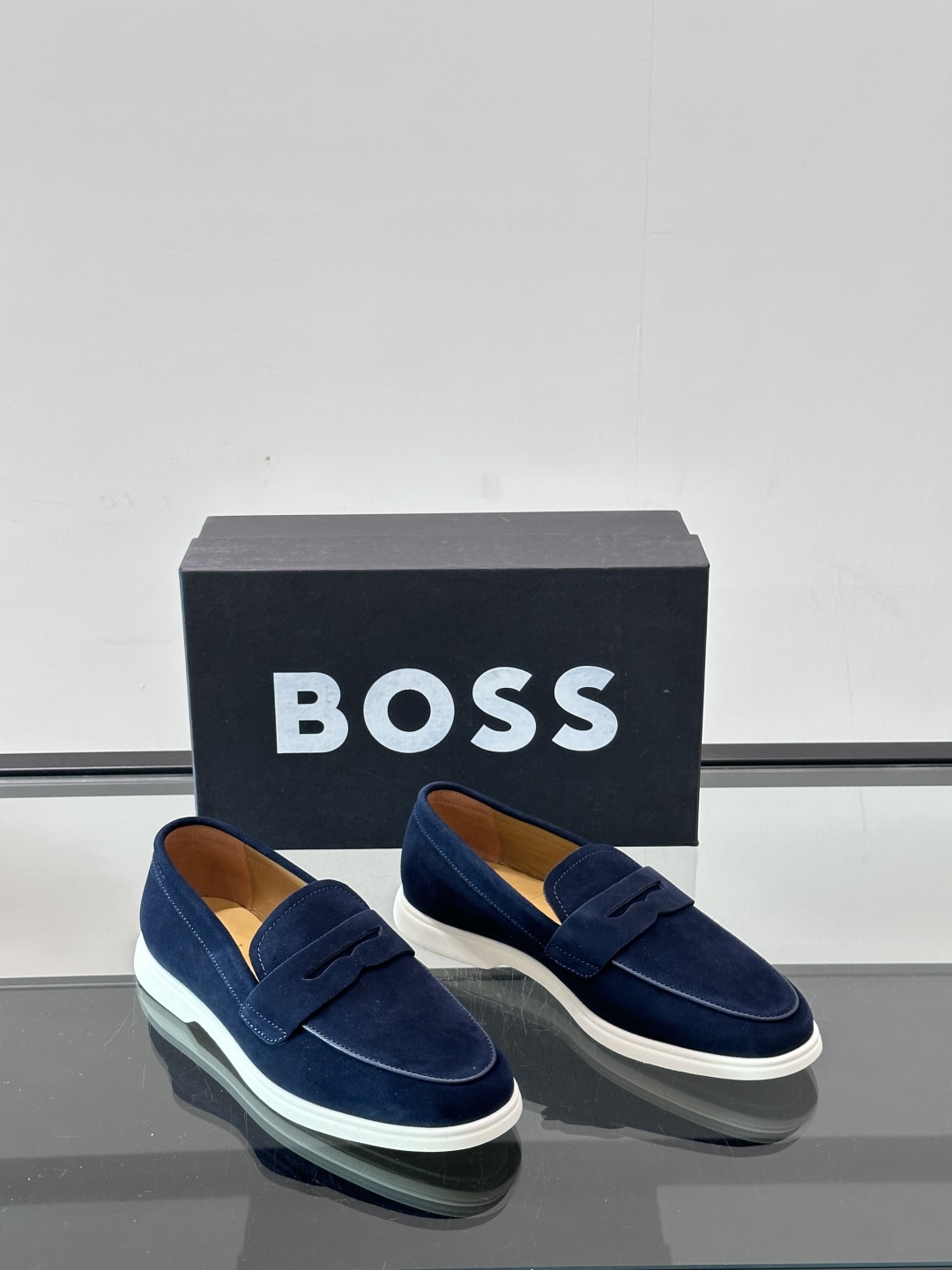  BOSS 男士新款套脚乐福鞋👞
顶级高品！选用粒面小牛皮、麂皮面料制成，细致均匀的手工马克走线，经典乐