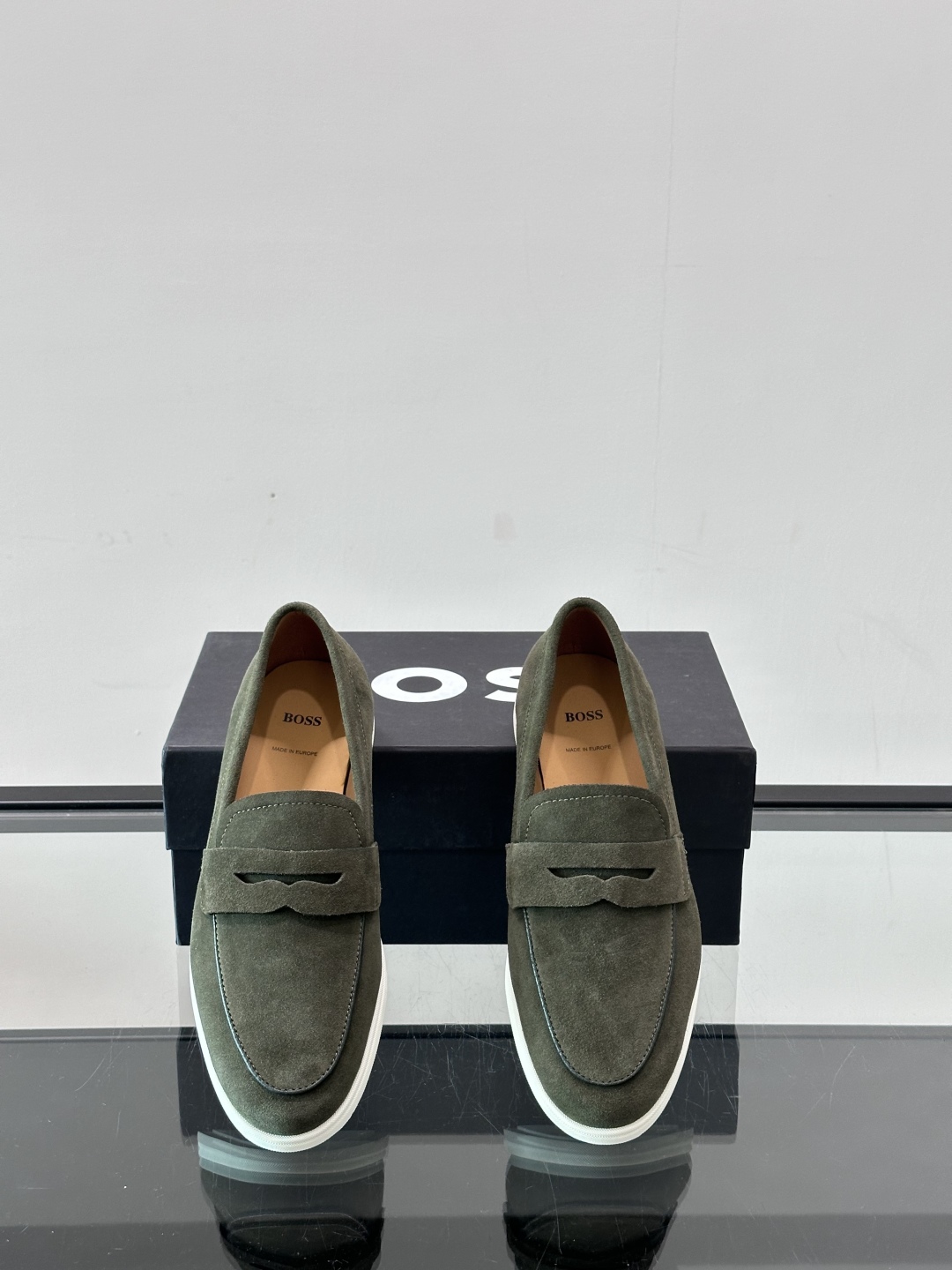  BOSS 男士新款套脚乐福鞋👞
顶级高品！选用粒面小牛皮、麂皮面料制成，细致均匀的手工马克走线，经典乐
