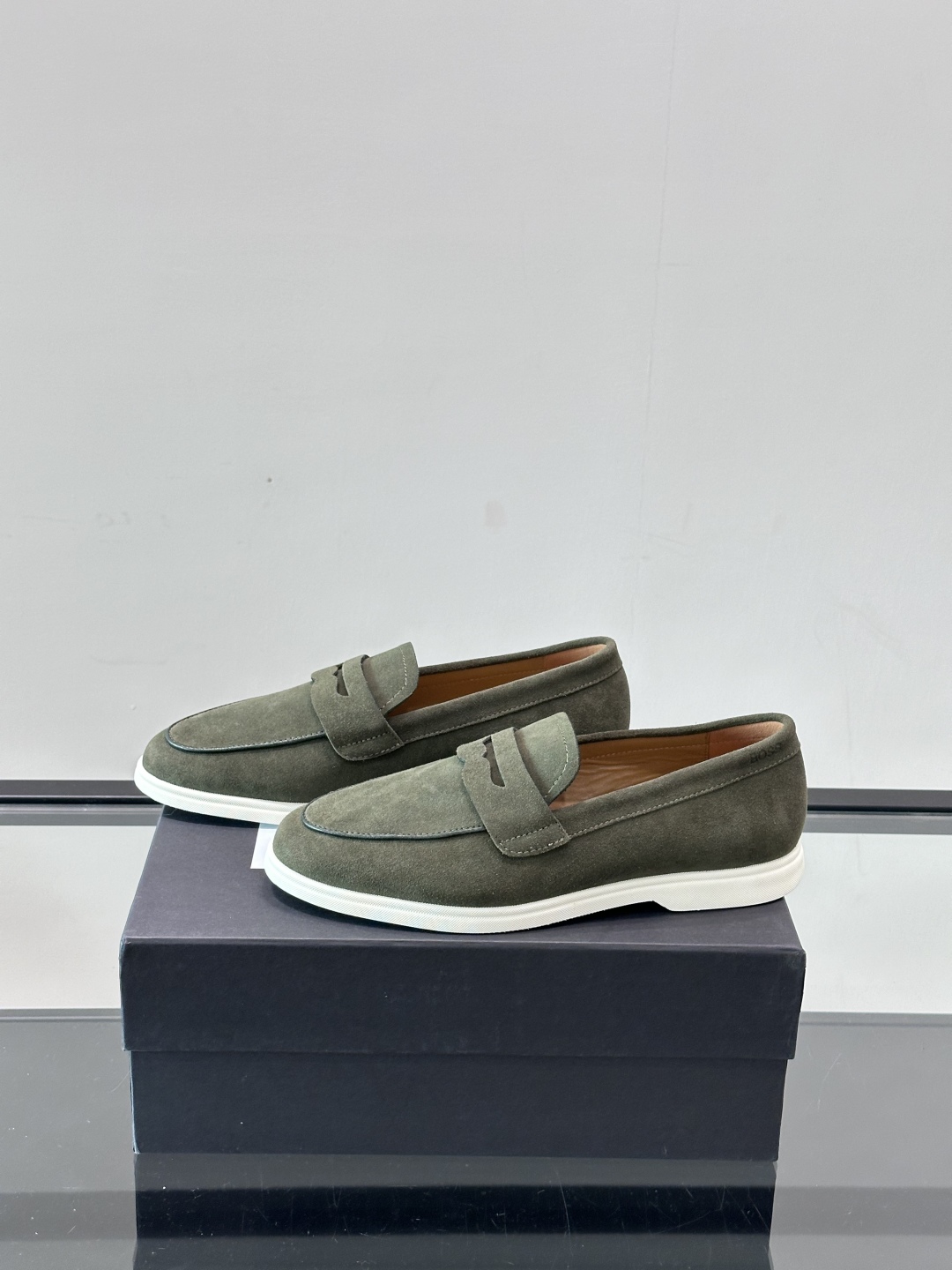  BOSS 男士新款套脚乐福鞋👞
顶级高品！选用粒面小牛皮、麂皮面料制成，细致均匀的手工马克走线，经典乐
