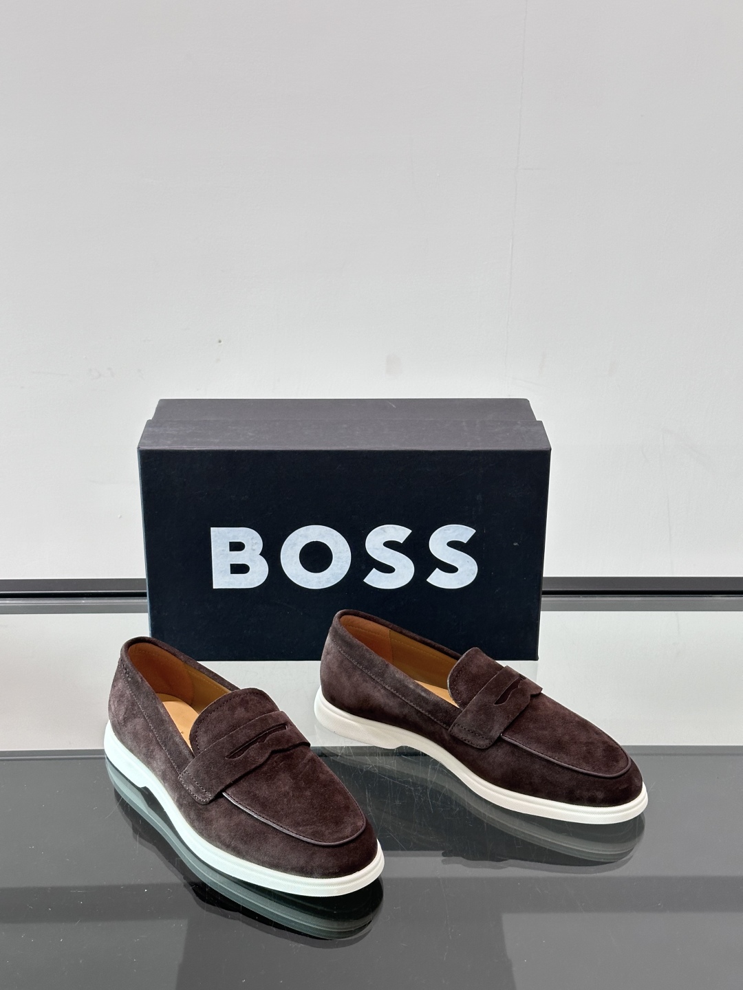  BOSS 男士新款套脚乐福鞋👞
顶级高品！选用粒面小牛皮、麂皮面料制成，细致均匀的手工马克走线，经典乐