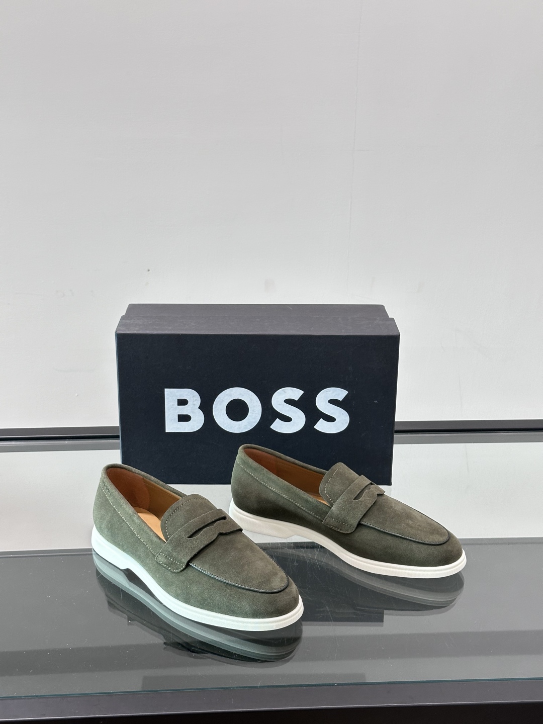  BOSS 男士新款套脚乐福鞋👞
顶级高品！选用粒面小牛皮、麂皮面料制成，细致均匀的手工马克走线，经典乐