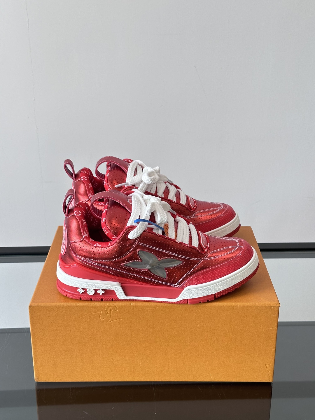 NO:354855,5 Officially synchronized new colors. The popular couple's model of Louis Vuitton's show skate shoes. LOUIS VUITTON Trainer is undoubtedly one of the most successful Sneakers launched by luxury brands. However, the pace of exploration will not stop. LOUISVUITTON will also bring a new skate shoe series in spring 2025. The new series in the picture returns to the 1990s. Chunky Skate Shoes feels like the upper, the fat silhouette and thick shoelaces are very eye-catching. It is expected to have quite a lot of color matching like the Trainer. Combined with the previous DIOR show skate shoes, this Chunky style may be stronger next year. size38-46 (customized by 38.46), dior, louis vuitton, louis vuitton198609095  官方同步新颜色 路易威登走秀滑板鞋爆款情侣款, LOUIS VUITTON Trainer无疑是奢侈品牌推出的最成功的Sneaker之一,不过探索的脚步并不会停,LOUISVUITTON也将在2025年春季带来全新滑板鞋系列.图中新系列回到了90年代 Chunky Skate Shoes既视感,皮革与网面打造鞋面,肥大的廓形与粗鞋带都非常惹眼,预计也会像Trainer一样拥有相当多的配色.结合此前 DIOR秀场滑板鞋来看,明年或许这股Chunky风会更加强劲.  ,size38-46（38.46定制）,,dior,louis vuitton,louis vuitton,Men's shoes