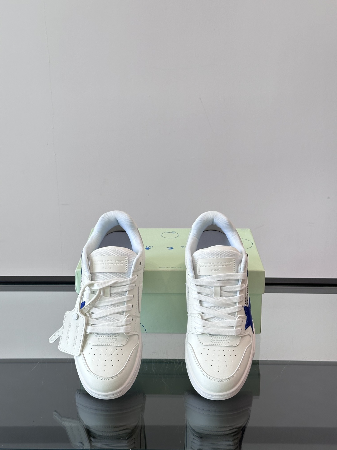 off-White ‘out of office ”系列情侣款👫鞋子本身的设计就很ow 的风格。🈶鞋子的