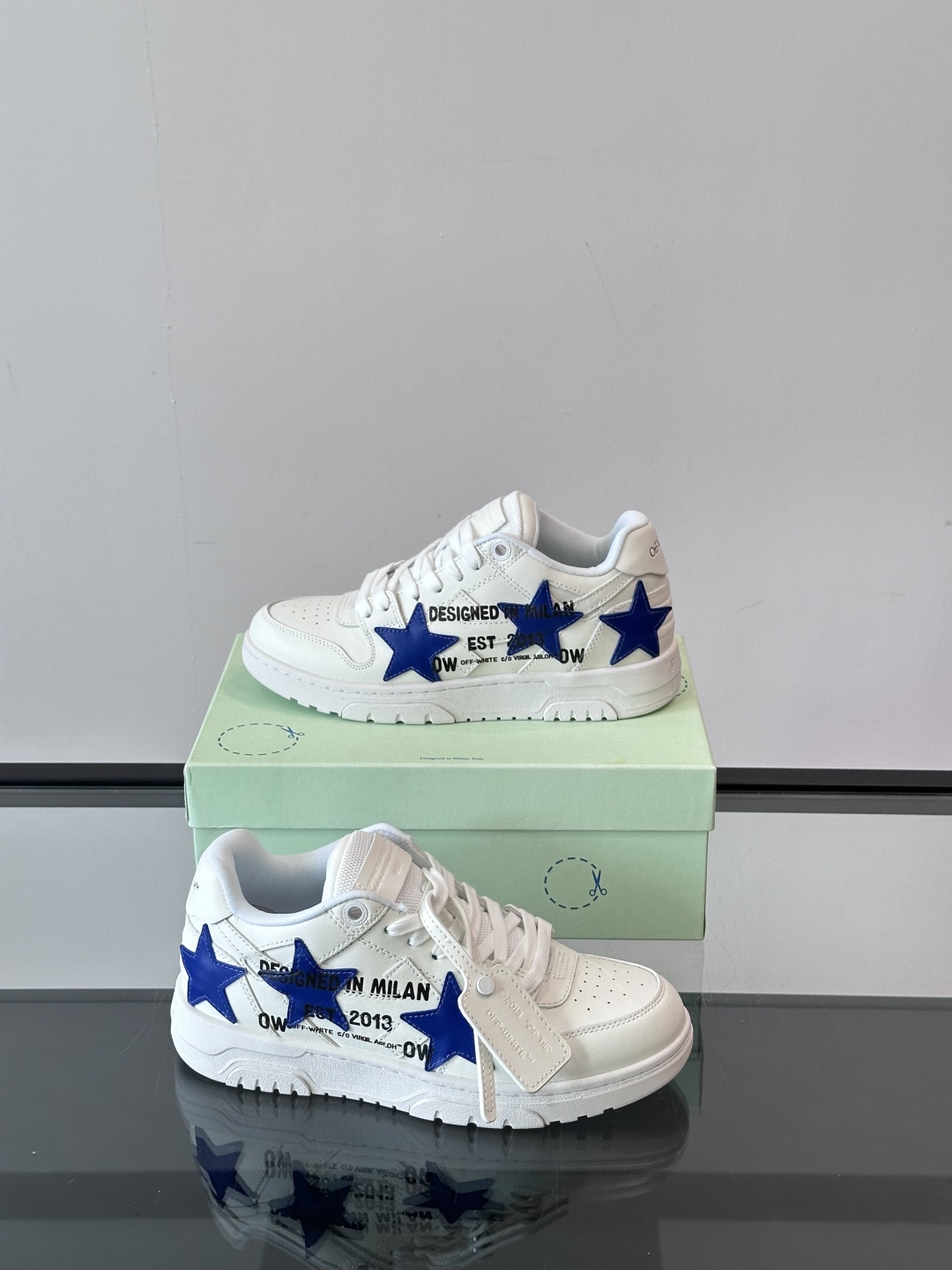 off-White ‘out of office ”系列情侣款👫鞋子本身的设计就很ow 的风格。🈶鞋子的