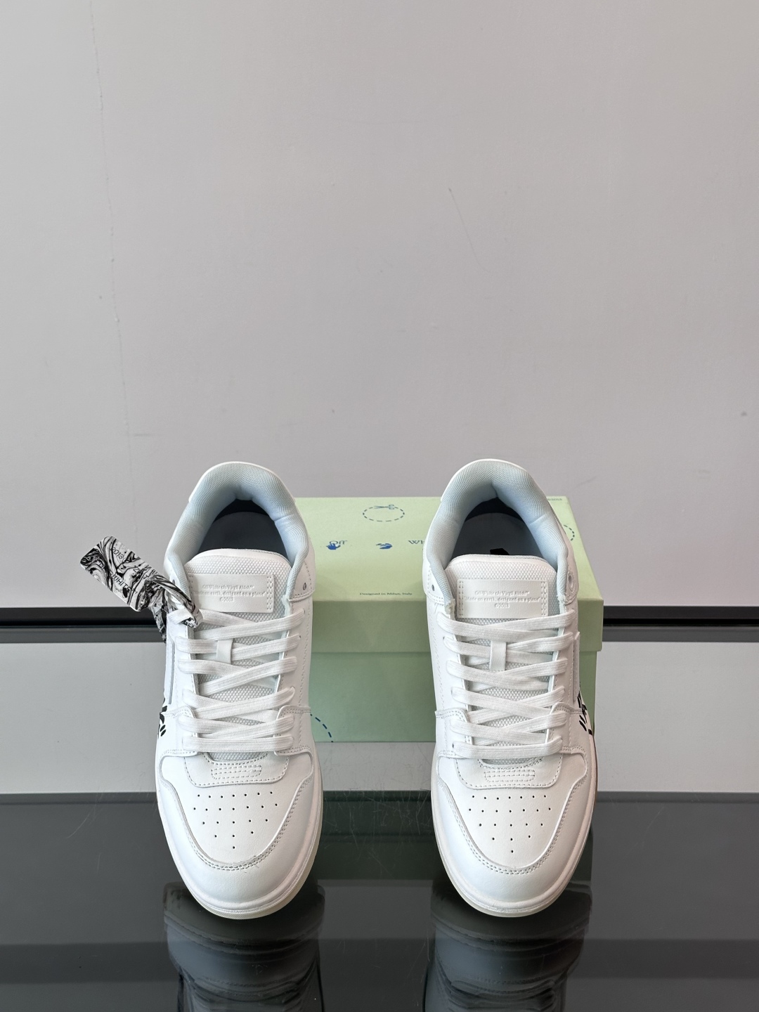 off-White ‘out of office ”系列情侣款👫鞋子本身的设计就很ow 的风格。🈶鞋子的