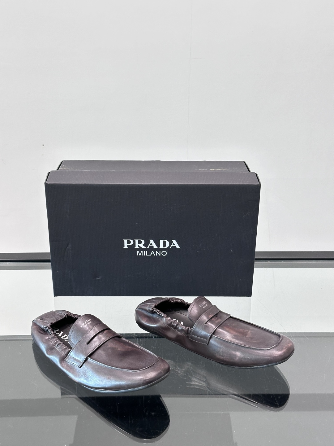 Prad*新款男士鞋驾车鞋，面料采用全进口牛皮，看得见的质感，重工车线，内里本染小牛皮，标配logo牛皮