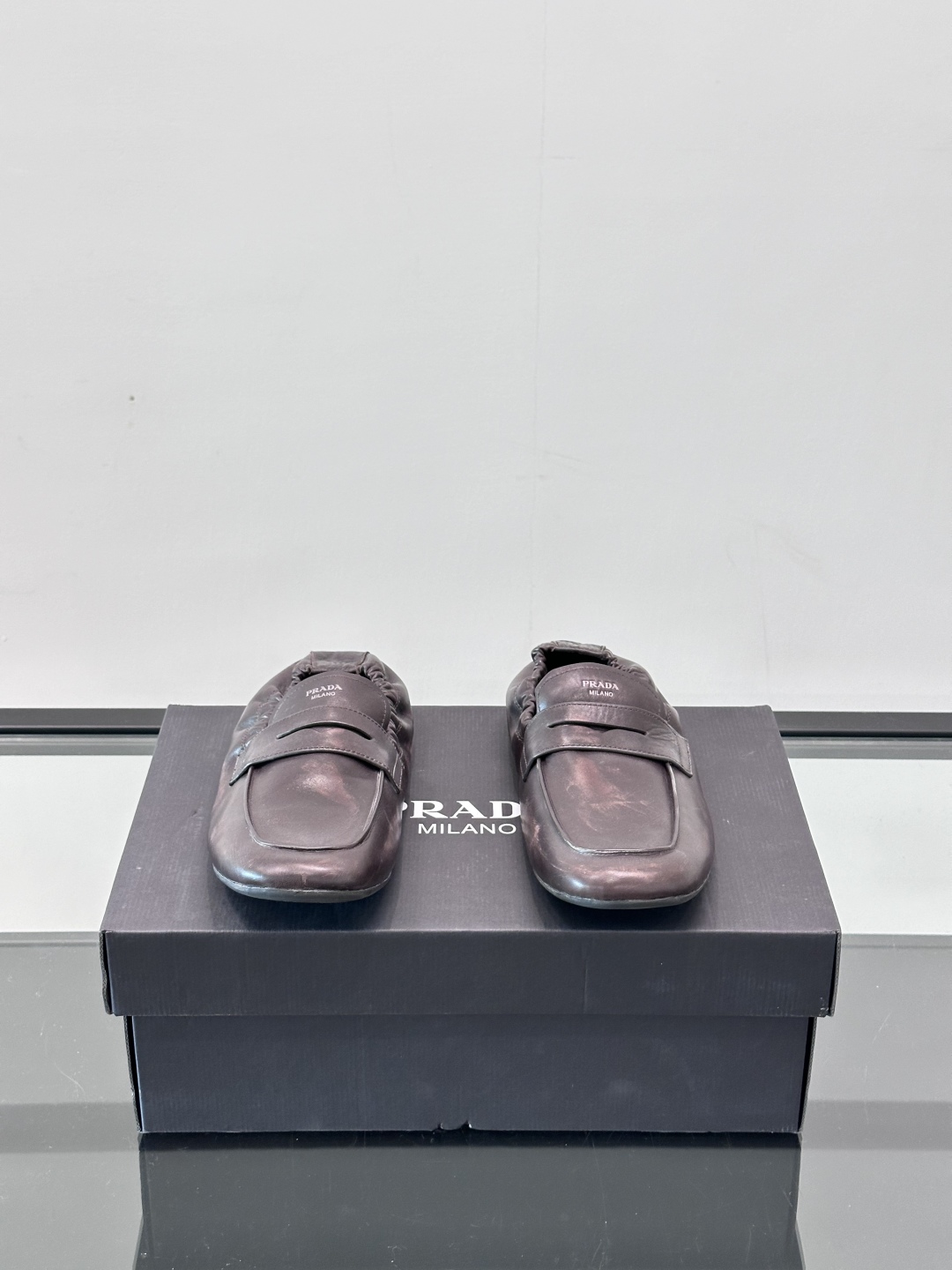 Prad*新款男士鞋驾车鞋，面料采用全进口牛皮，看得见的质感，重工车线，内里本染小牛皮，标配logo牛皮