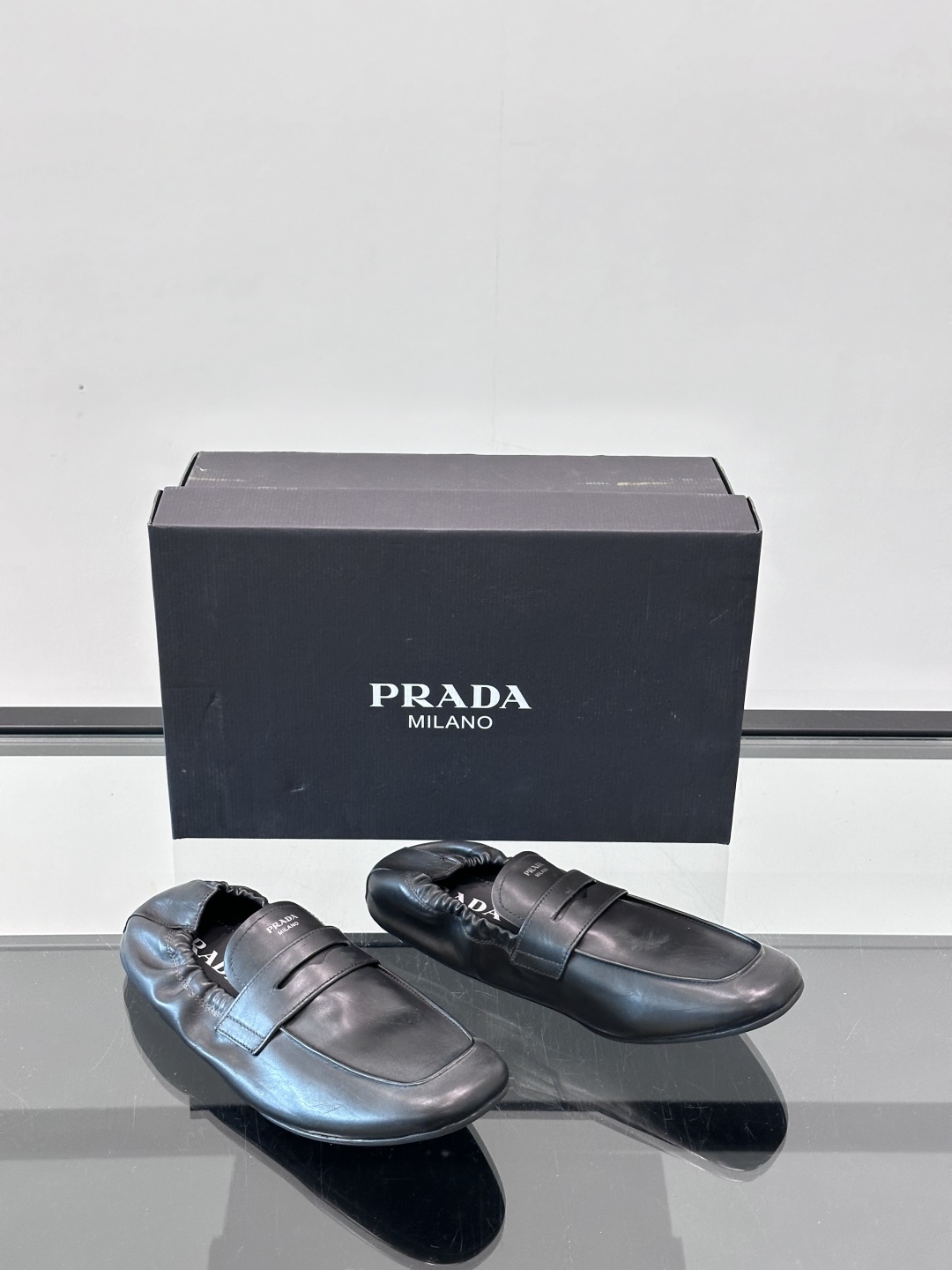 Prad*新款男士鞋驾车鞋，面料采用全进口牛皮，看得见的质感，重工车线，内里本染小牛皮，标配logo牛皮