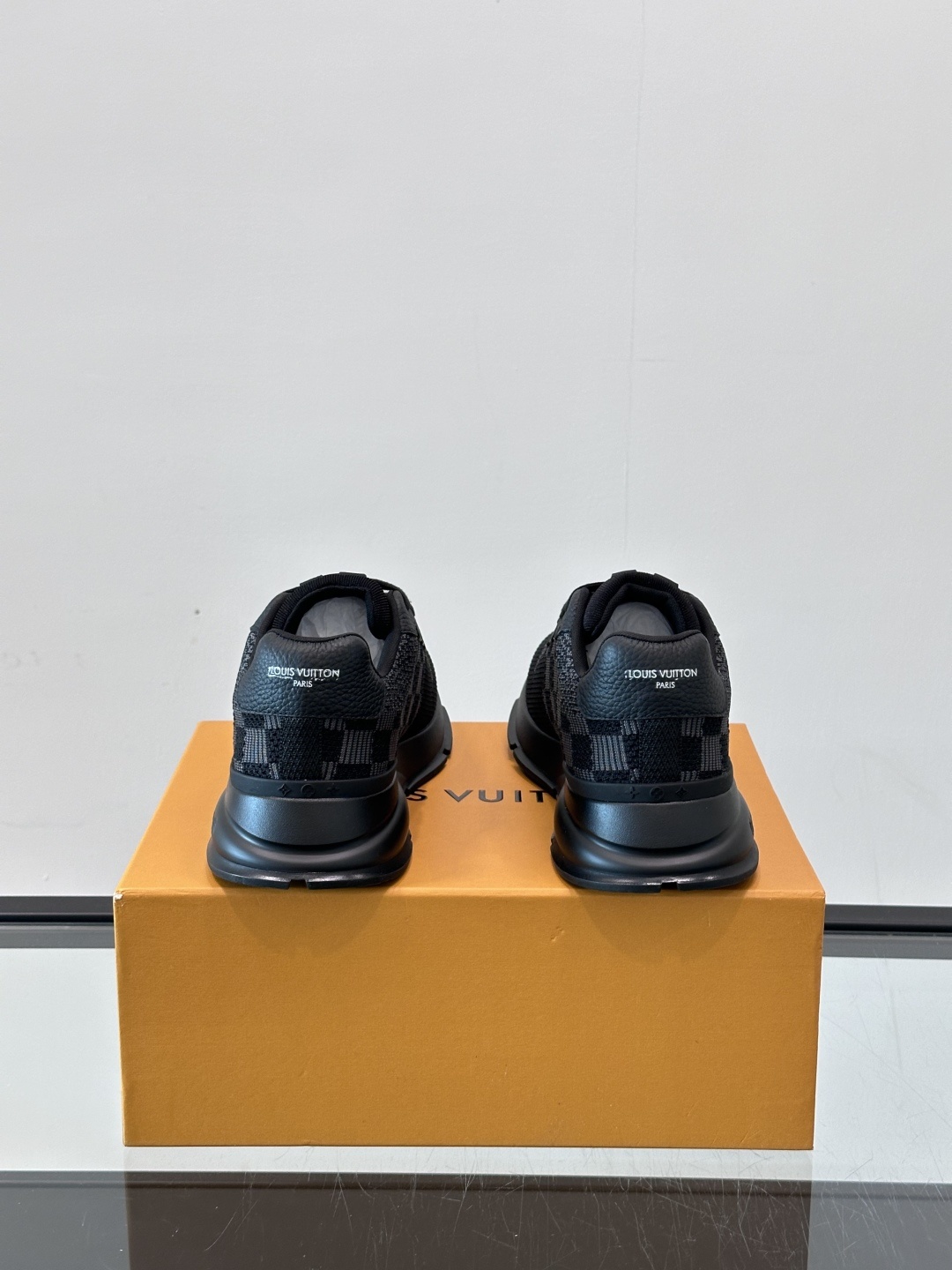 L.v 🆕RUN AWAY 运动鞋,本款 Run Away 运动鞋选用进口一体飞织打造,橡胶外底延续跑鞋