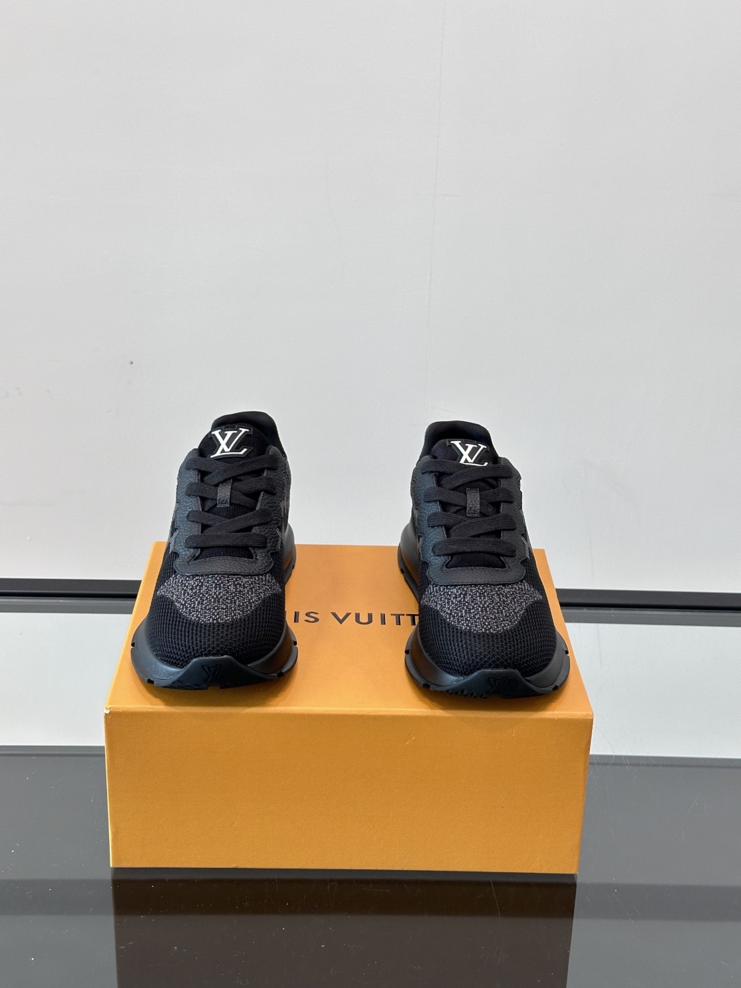 L.v 🆕RUN AWAY 运动鞋,本款 Run Away 运动鞋选用进口一体飞织打造,橡胶外底延续跑鞋