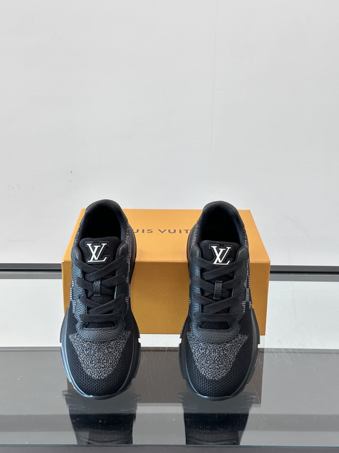 L.v 🆕RUN AWAY 运动鞋,本款 Run Away 运动鞋选用进口一体飞织打造,橡胶外底延续跑鞋