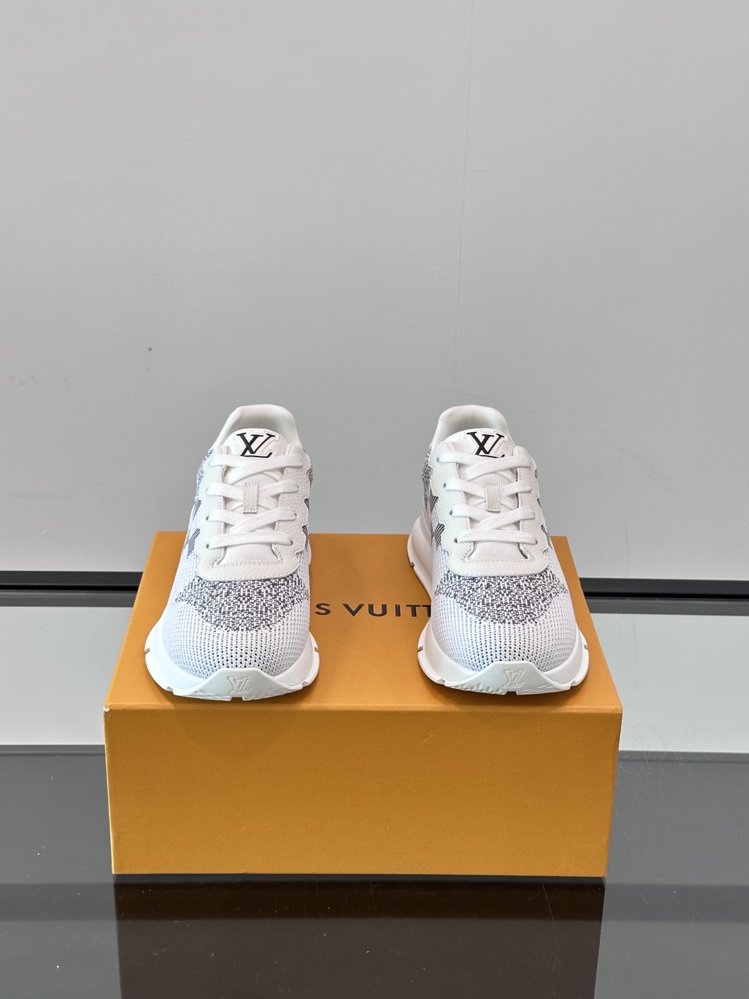 L.v 🆕RUN AWAY 运动鞋,本款 Run Away 运动鞋选用进口一体飞织打造,橡胶外底延续跑鞋