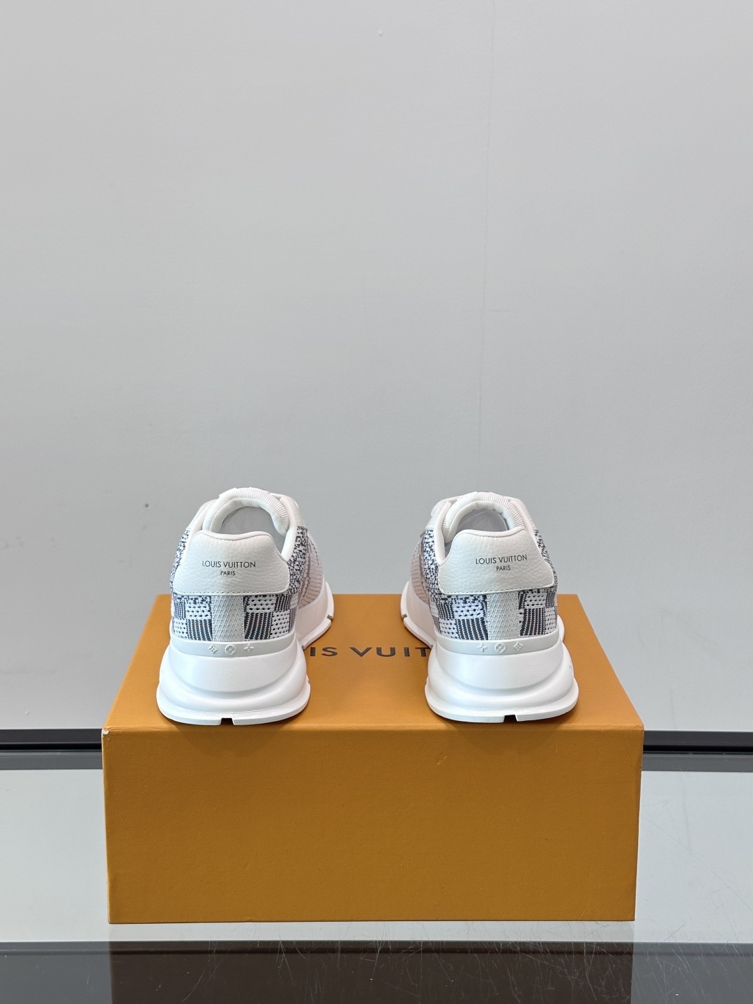 L.v 🆕RUN AWAY 运动鞋,本款 Run Away 运动鞋选用进口一体飞织打造,橡胶外底延续跑鞋