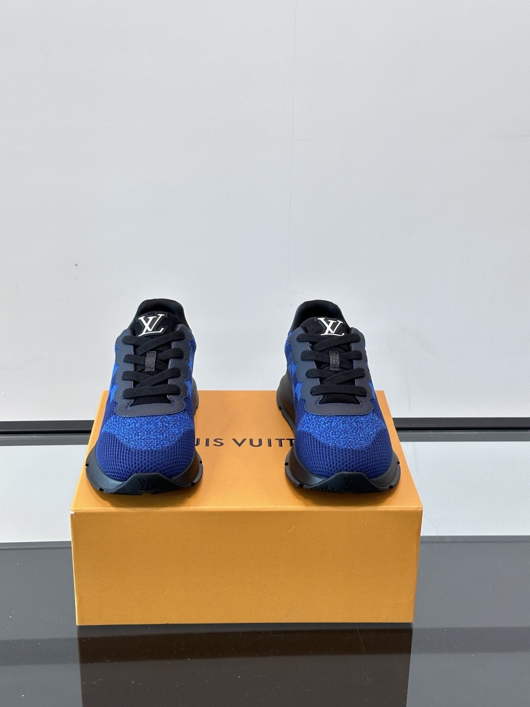 L.v 🆕RUN AWAY 运动鞋,本款 Run Away 运动鞋选用进口一体飞织打造,橡胶外底延续跑鞋
