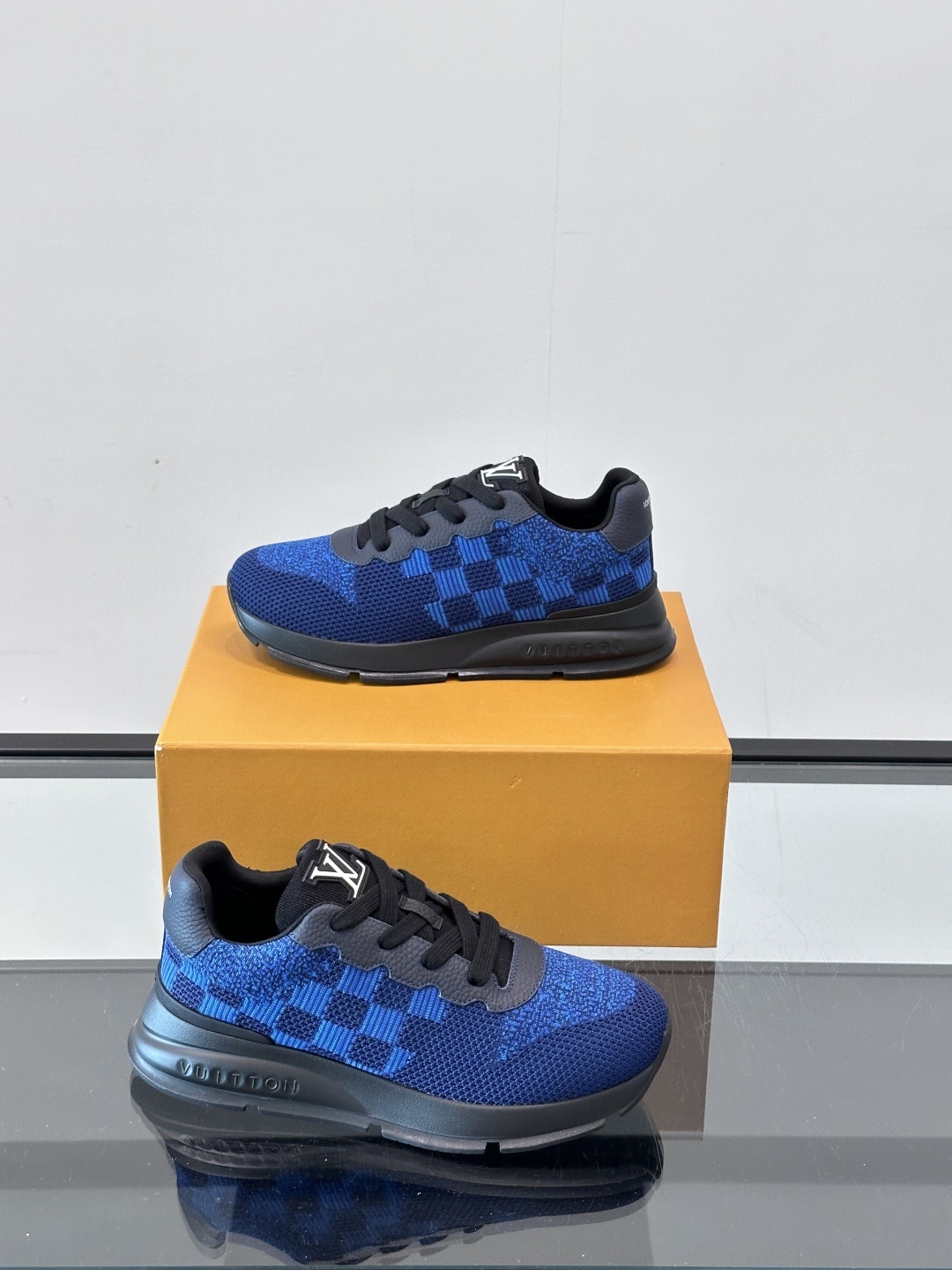 L.v 🆕RUN AWAY 运动鞋,本款 Run Away 运动鞋选用进口一体飞织打造,橡胶外底延续跑鞋